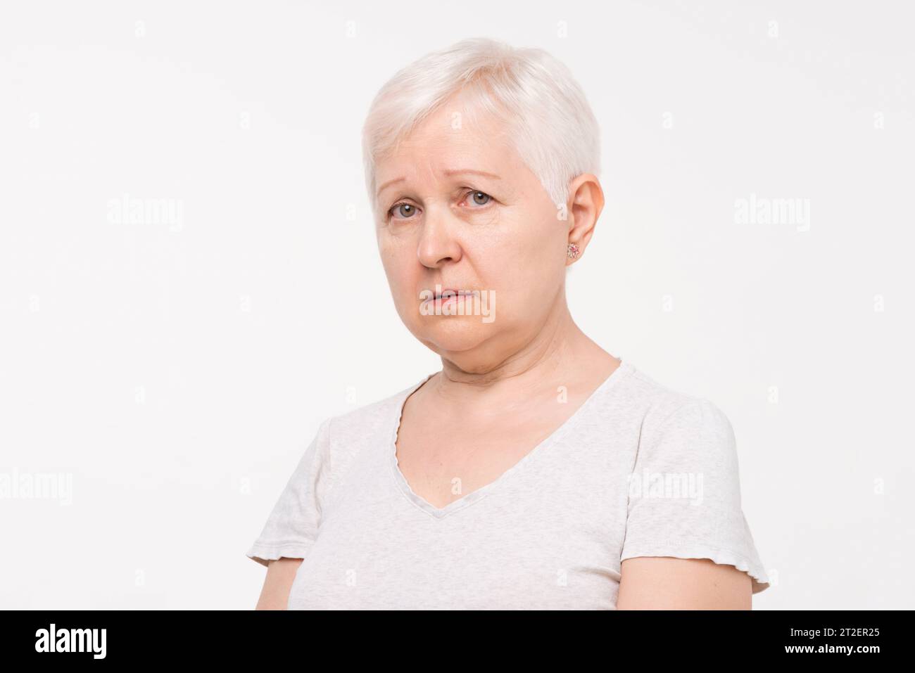 Porträt einer traurigen und düsteren älteren kaukasischen Frau im weißen isolierten Hintergrund-Studio-Aufnahme Stockfoto