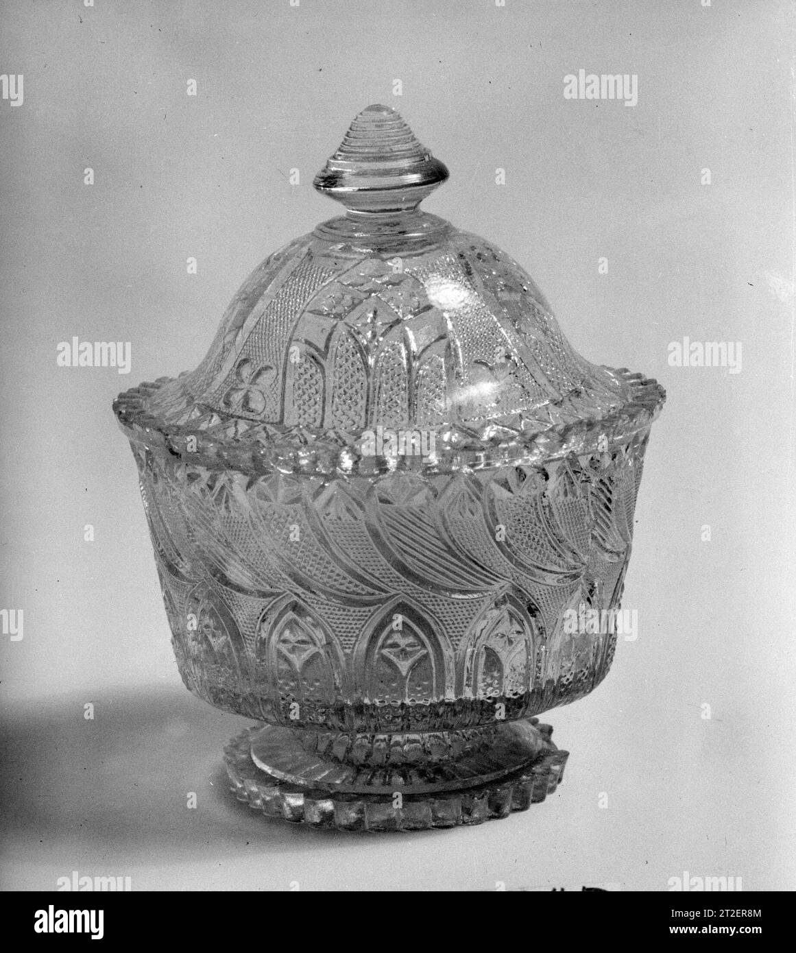 Covered Sugar Bowl American 1835–45 mehr anzeigen. Überdachte Zuckerschale. Amerikanisch. 1835-45. Spitzes Pressglas. Wahrscheinlich hergestellt im Mittleren Westen, USA Stockfoto