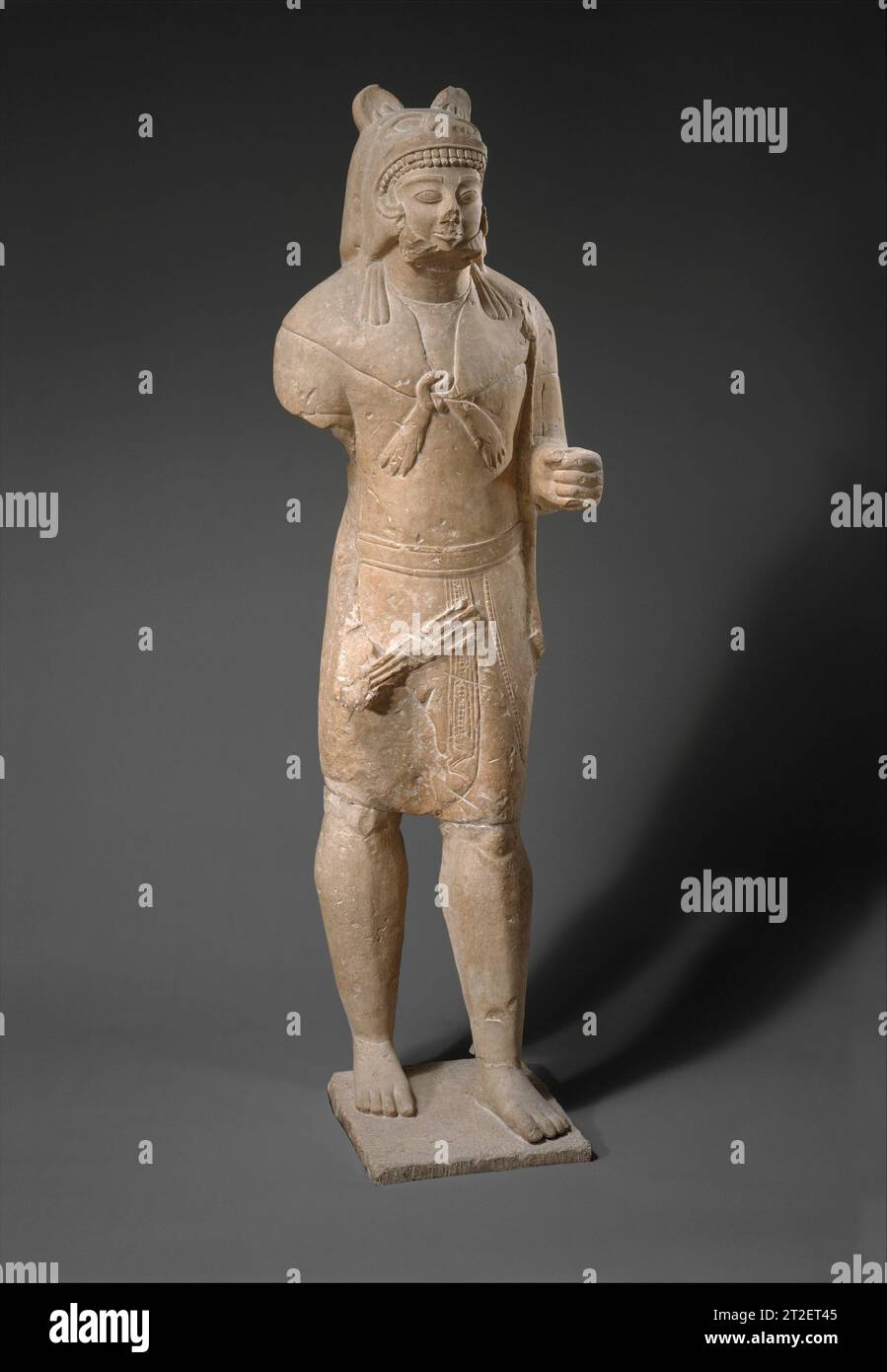 Kalkstein Herakles Cypriot Ca. 530–520 v. Chr. wurde die Statue von Cesnolas „Restauratoren“ erheblich umgebaut, sodass zahlreiche Merkmale des Originals nicht mehr klar sind. Der richtige linke Arm und die Beine wurden sicher wieder befestigt; die ursprüngliche Position des rechten Arms wurde ebenfalls verdeckt. Herakles trägt eine Tunika, einen Gürtel, einen modifizierten Kilt und ein Löwenfell. In seiner linken Hand hielt er einen Bogen, von dem die Hälfte an seinem Körper erscheint. (Der Gurken-förmige Club, den er über Jahrzehnte verstand, wurde in der Neuzeit hinzugefügt und wurde entfernt.) Auf seinem rechten Oberschenkel befinden sich die Enden der Pfeile, die er in seinem Bohrfahrzeug hielt Stockfoto