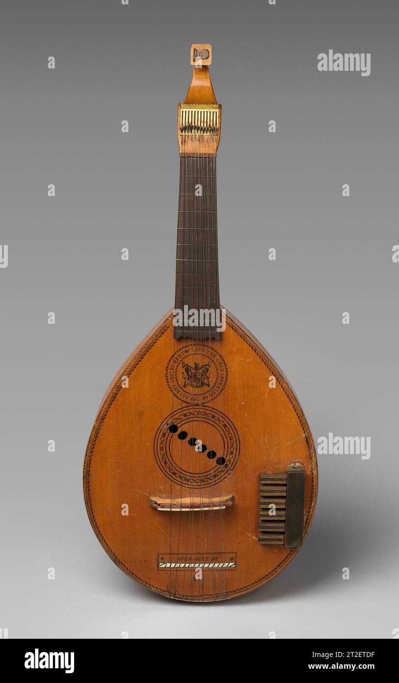 Pianoforte Gitarre (Keyed Cittern/English Guittar) Christian Claus German 1783–89 die englische Gitarre [sic] war eine sechs-Gänge-Zittern-Zittern-Gitarre, die in Großbritannien in der zweiten Hälfte des 18. Jahrhunderts am beliebtesten war. Christian Claus war der erste Patentinhaber für die „Pianoforte-Gitarre“, eine Erfindung, die einen Klavierhammer-Mechanismus in den Körper der Zittern integrierte. Dieses neuartige Instrument erfreute sich in den 1780er Jahren großer Beliebtheit, aber 1789 verließ Claus London nach New York (auf der Flucht vor seinen Gläubigern) und seine Konkurrenten hörten ebenfalls auf, sie zu dieser Zeit zu produzieren. Es gibt ein paar Pianoforte Stockfoto