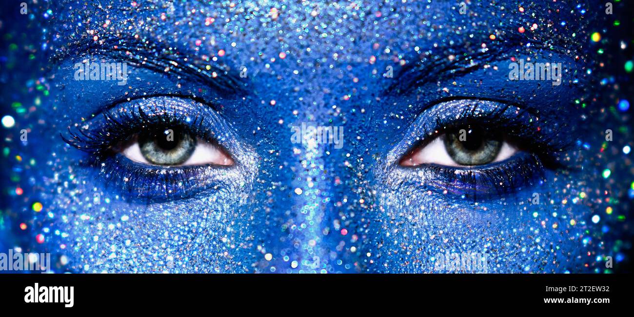 Schöne weibliche Augen mit Funkeln im Gesicht. Farbenfrohe Glitzer-Make-up im Kunstdesign Stockfoto