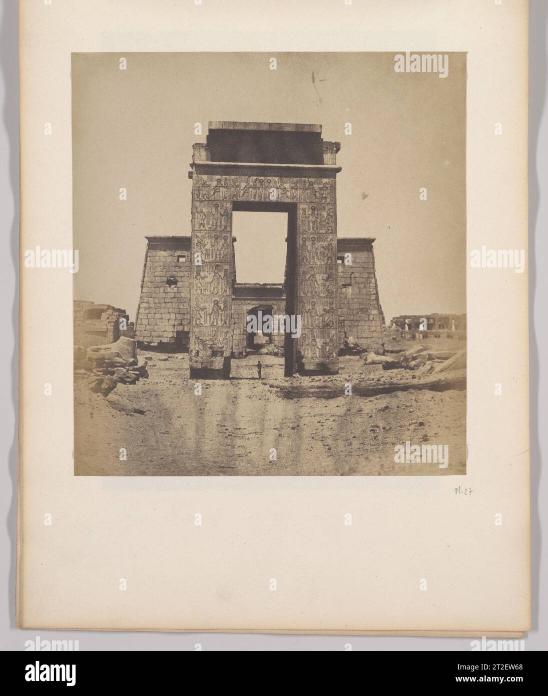 Karnak. Propylone du Temple de Khons. Hauteur 21 mèt.; Largeur, 12 mèt. 50 v. Chr.; Hauteur de la baie, 15 mèt. Maxime du Camp Französisch 1849–51 mehr anzeigen. Karnak. Propylone du Temple de Khons. Hauteur 21 mèt.; Largeur, 12 mèt. 50 v. Chr.; Hauteur de la baie, 15 mèt.. Maxime Du Camp (Französisch, 1822–1894). 1849-51. Gesalzenes Papier. Fotos Stockfoto