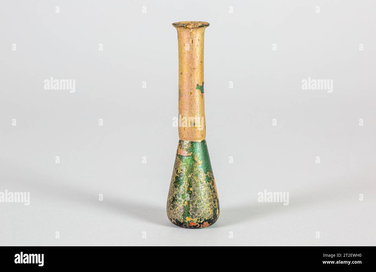 Glasparfümflasche Roman Ende 1.–3. Jahrhundert CE durchscheinend dunkelblau-grün.umgestürzter Rand, umgeklappt, mit abgeschrägter Oberfläche und sich verjüngender äußerer Lippe; zylindrischer Hals mit horizontaler Nut an der Basis; schlanker, konischer Körper, nach innen gewölbter, konkaver Boden.intakt; viele Blasen; Lochfraß von Oberflächenblasen und brillant schillernde Witterungseinflüsse sowie Bodenverkrustung im Innenraum. Mehr anzeigen. Parfümflasche aus Glas. Roman. Ende 1.–3. Jahrhundert n. Chr. Glas; geblasen. Zöllig. Glas Stockfoto