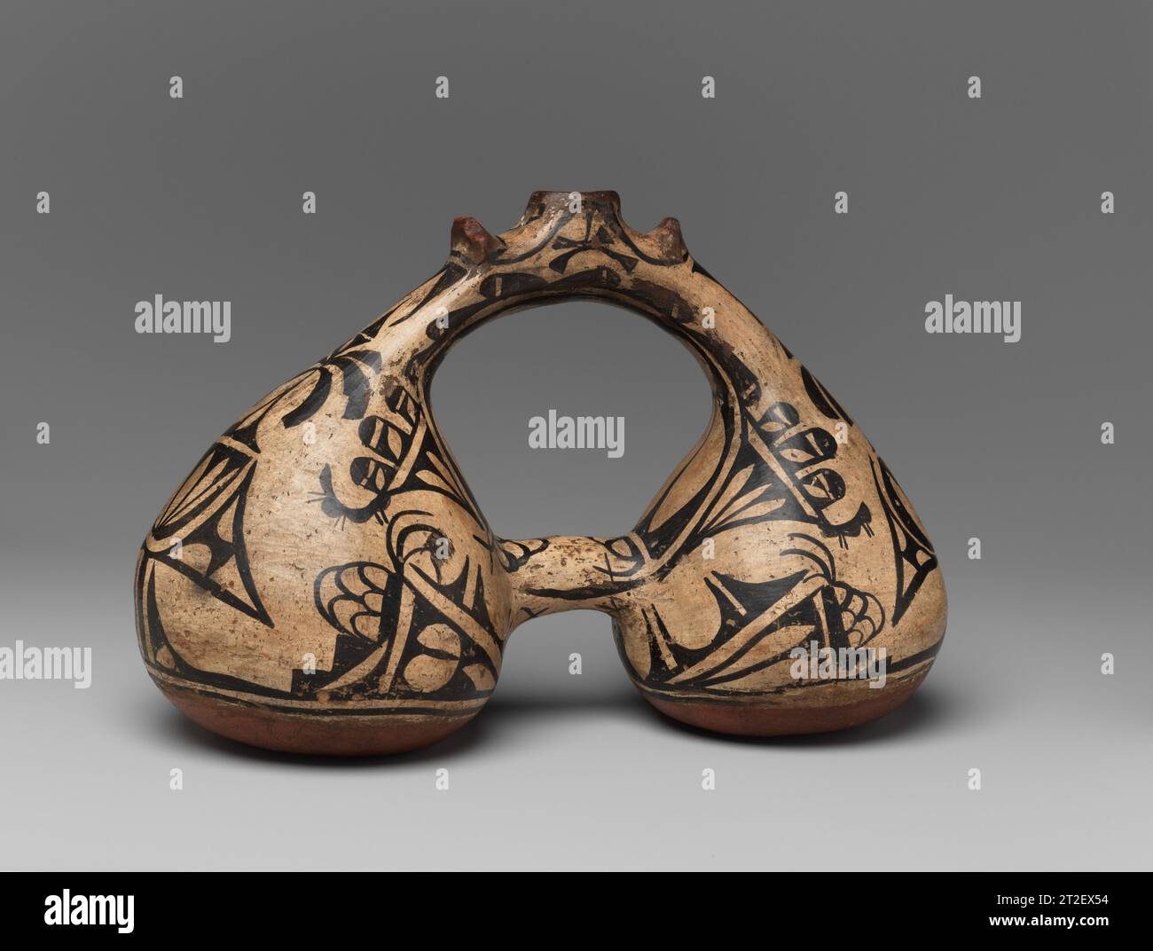 Doppellappige polychrome Kantine Tewa (San Ildefonso Pueblo), Ureinwohner von Amerika ca. 1860 verschiedene Pueblo-Gemeinden im Südwesten teilen ästhetische und religiöse Praktiken, die sich auf die Vitalität der unberechenbaren Wüstenlandschaft und die lebenspendende Kraft von Wasser und Regen konzentrieren. Pueblo-Keramik zeigt regelmäßig Bilder, die tiefe spirituelle und gemeinschaftliche Verbindungen zu lokalen Landschaften und anderen heiligen Räumen widerspiegeln. Die Wände dieser Doppelkürbis-Kantine wurden zum Sammeln und Speichern von Regenwasser mit handgezogenen Tonspulen errichtet und mit lokal gesammelten Wüstenpigmenten und Slips bemalt Stockfoto