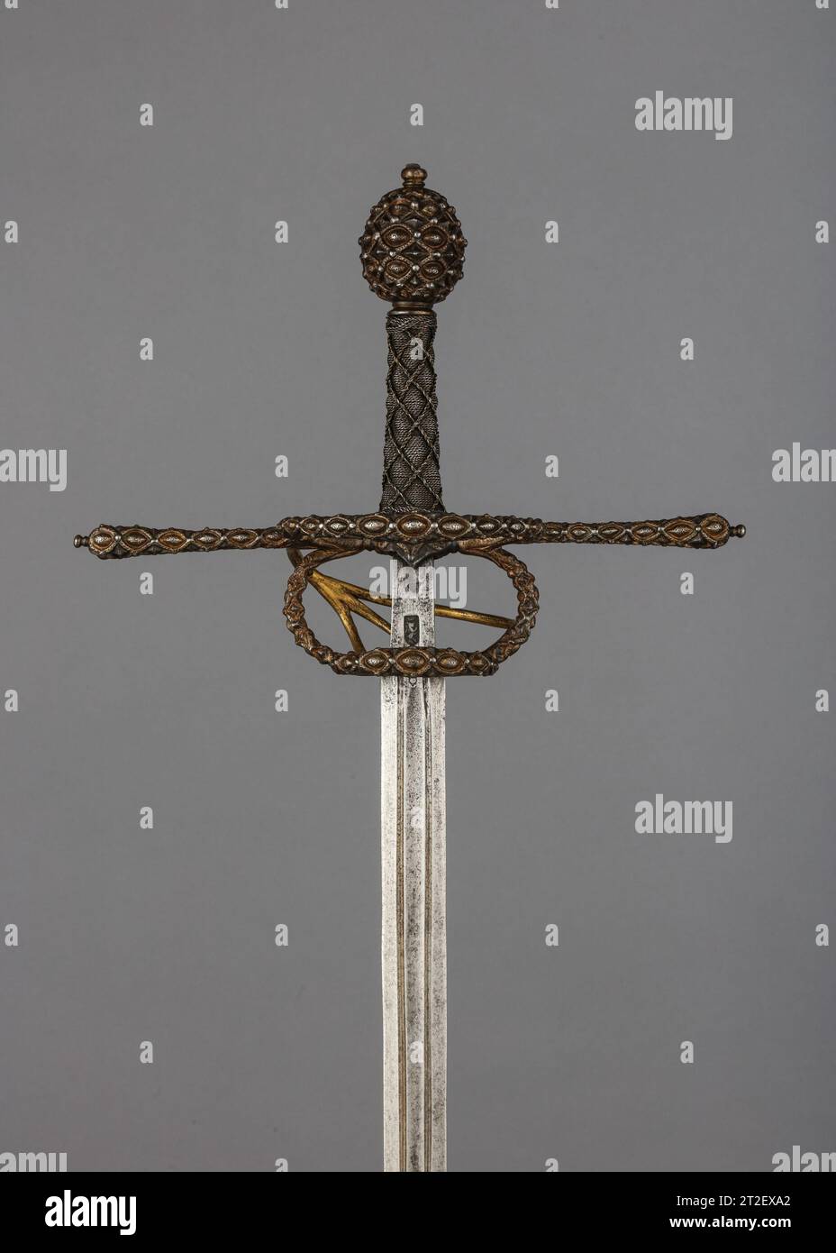 Rapier Italienisch ca. 1580 war der Greifer die wichtigste zivile Seitenwaffe im 16. Und 17. Jahrhundert. Der Greifer wurde für das Schneiden und Schieben von progressiv komplexen Techniken entwickelt und zeichnet sich durch eine zweischneidige Klinge mit einem spitzen Punkt und einem ausgeklügelten Handschutz aus. Die Wachen, meist aus Eisen oder Stahl, wurden einer Vielzahl von Verzierungen unterzogen. Sie waren graviert, gemeißelt, vergoldet, damaszenhaft und in Gold und Silber eingekrustet, passend zu modischen Stilen. Sofern nicht anders angegeben, beziehen sich die hier angegebenen Materialien, Zuschreibungen und Datierungen auf die Hütten. Stockfoto