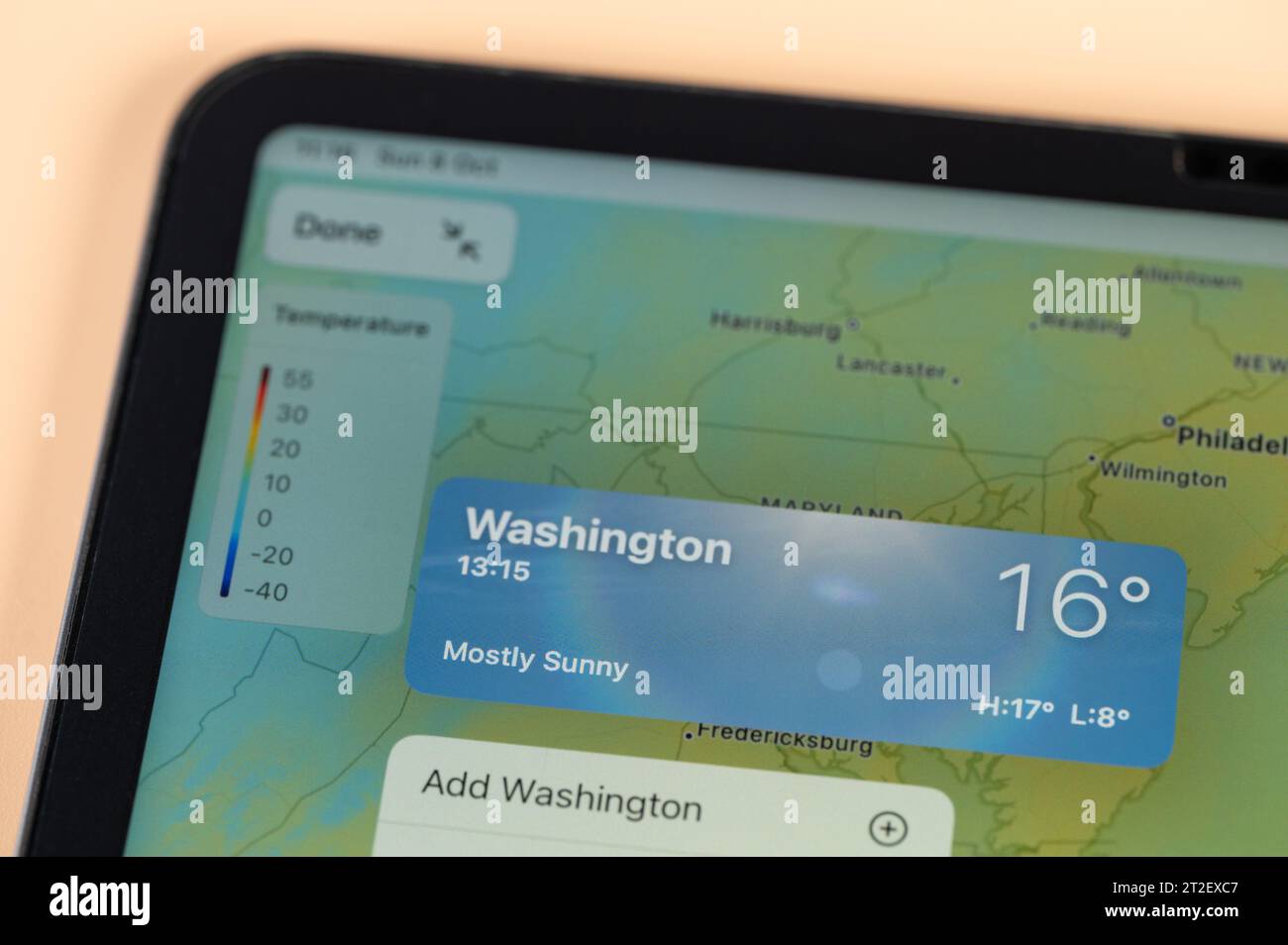 New York, USA – 8. Oktober 2023: Überprüfung der Temperatur außerhalb von Washington City über die Online-App ipad Tablet Bildschirm Nahaufnahme Stockfoto