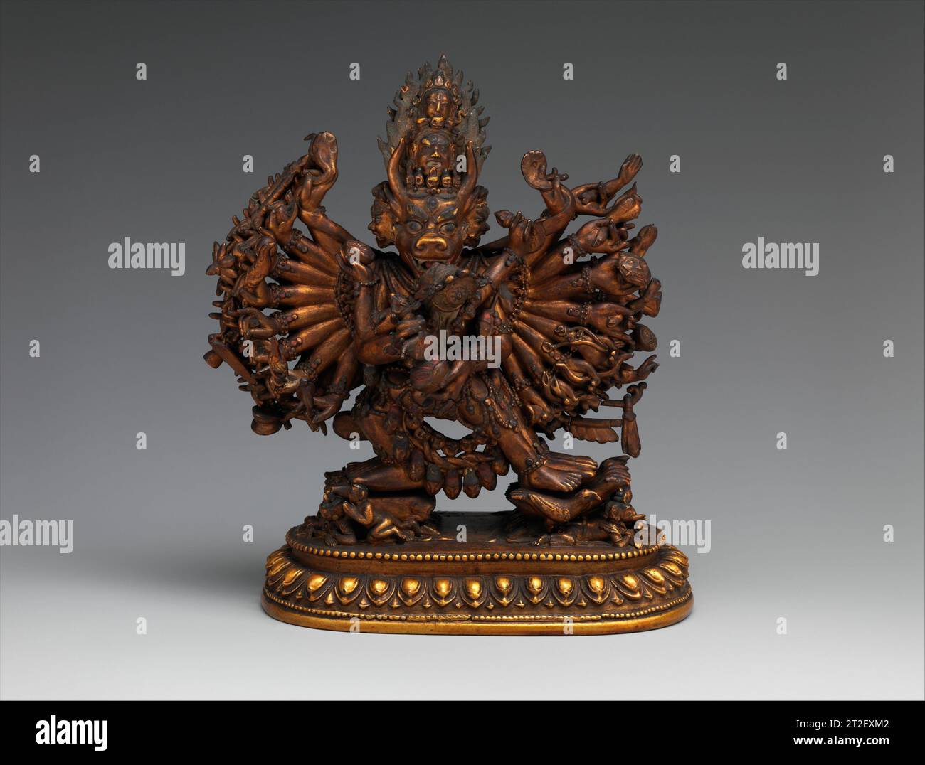 Vajrabhairava mit seinem Gefährten Vajravetali Mongolei aus dem 18. Bis 19. Jahrhundert wurde die buddhistische Ideologie aus Tibet besonders wichtig für die Zanabazar-Tradition in der Mongolei. Dort erreichte der Buddhismus die nomadische Bevölkerung über Zelt-/Tempelkomplexe, die sich über die Ebene bewegten. Dieses ungewöhnliche Bild ist aus einem mit Zungenöl über einem Drahtanker gebundenen Schlamm-Substrat gefertigt, das dann vergoldet und lackiert wurde, um Metall zu simulieren. Es ist kein vergleichbares Beispiel bekannt, was es zu einem besonders seltenen Objekt macht, das auf eine sonst verlorene Tradition der Bilderstellung verweist. Stockfoto