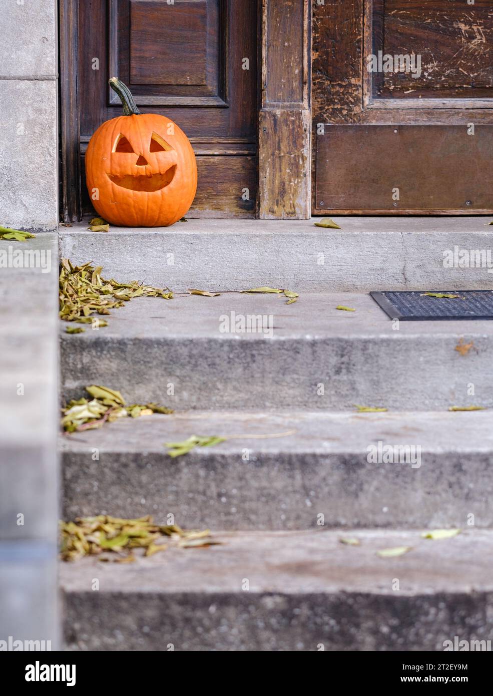 Ein geschnitzter Kürbis auf Einer Treppe in Einer US-Stadt zu Halloween Stockfoto
