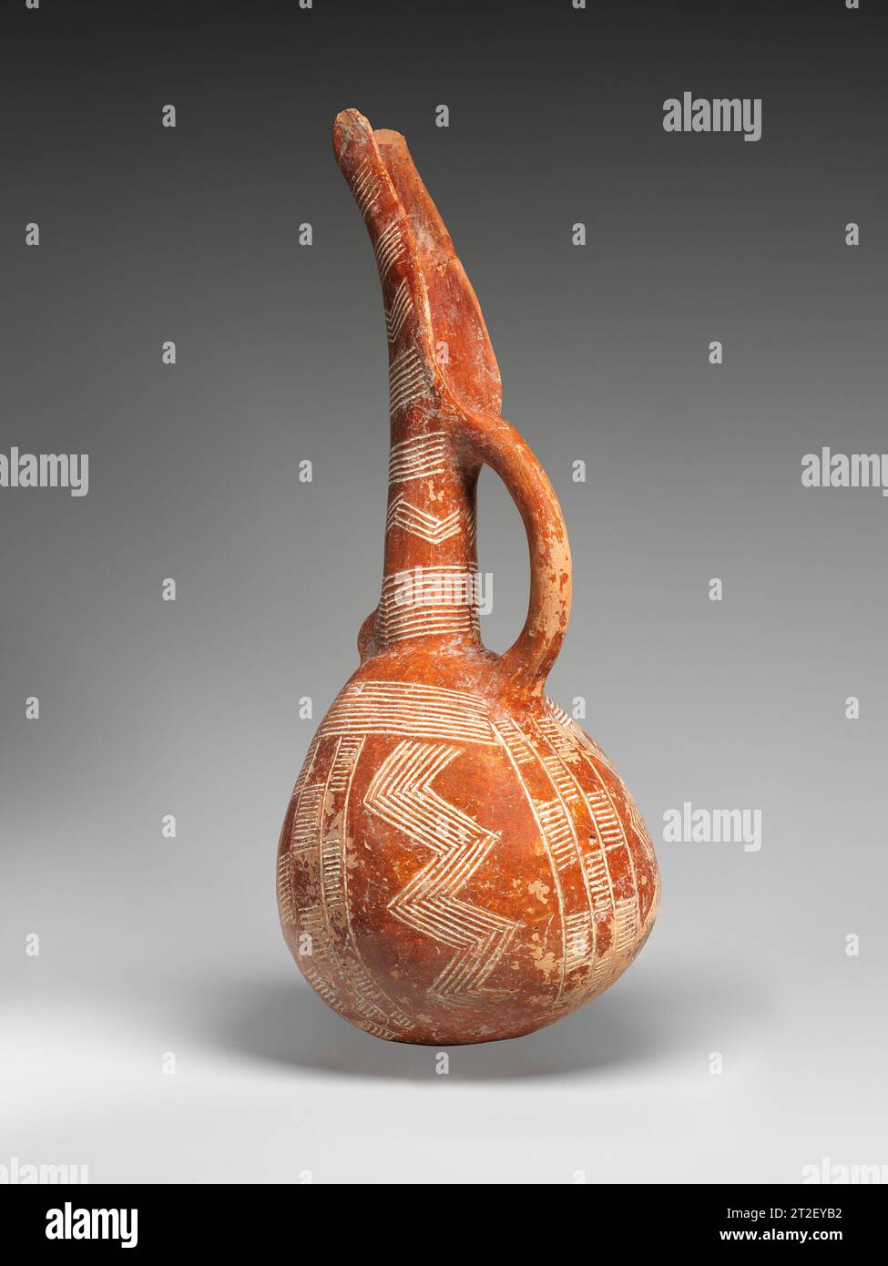 Terrakotta-Kanne Zypriotisch ca. 2000–1800 v. Chr. Red Polished Ware erscheint erstmals im Repertoire der zyprischen Keramik zu Beginn der frühen zyprischen Zeit. Sie wurde von Emigranten aus Anatolien eingeführt, die sich kurz nach der Mitte des dritten Jahrtausends v. Chr. auf der Insel niederließen. Terrakotta-Kanne. Zypriotisch. CA. 2000–1800 V. CHR. Terrakotta. Frühzypriotisch III–Mittelzypriotisch I. Vasen Stockfoto