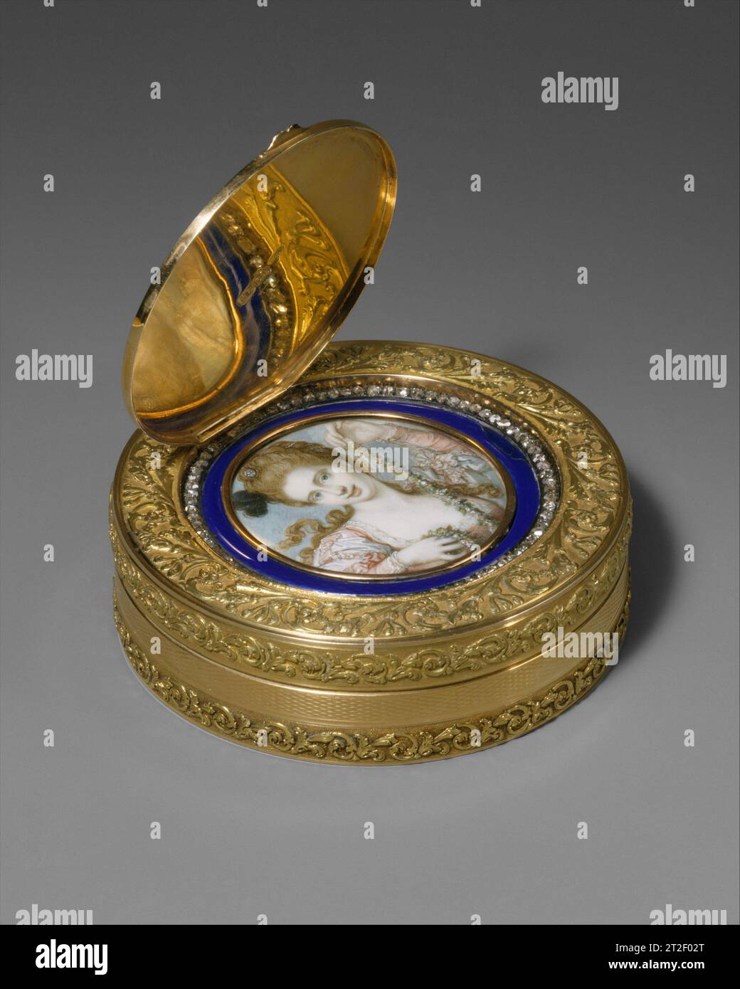 Schachtel mit Porträt einer Frau, die angeblich Mrs. Bates (1755–1811) ist, als Flora Alexander James Strachan British Minaiture von Richard Cosway British 1811–12 in den Deckel der Schachtel gesteckt wurde. und mit seinem klappbaren Cover ist ein Porträt auf Elfenbein der Konzertsängerin Sarah Harrop Bates (1755–1811) als Flora in etwa ihrem zwanzigsten Jahr des Miniaturisten Richard Cosway (1742–1821) zu sehen. Stockfoto