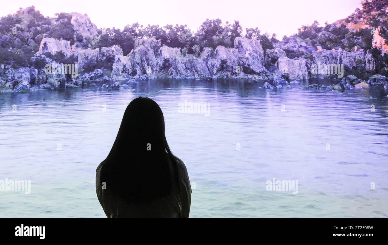 London, Großbritannien. Oktober 2023. Kew arbeitet mit „Even to the End“ einer Videoinstallation, die in Zusammenarbeit mit Videokünstlern in der Ukraine erstellt wurde, und einer britischen Premiere. Die neue Ausstellung „Petrichor“ von Mat Collishaw wird bis zum 7. April 2024 in der Shirley Sherwood Gallery of Botanical Art in Kew Gardens gezeigt. Quelle: Imageplotter/Alamy Live News Stockfoto