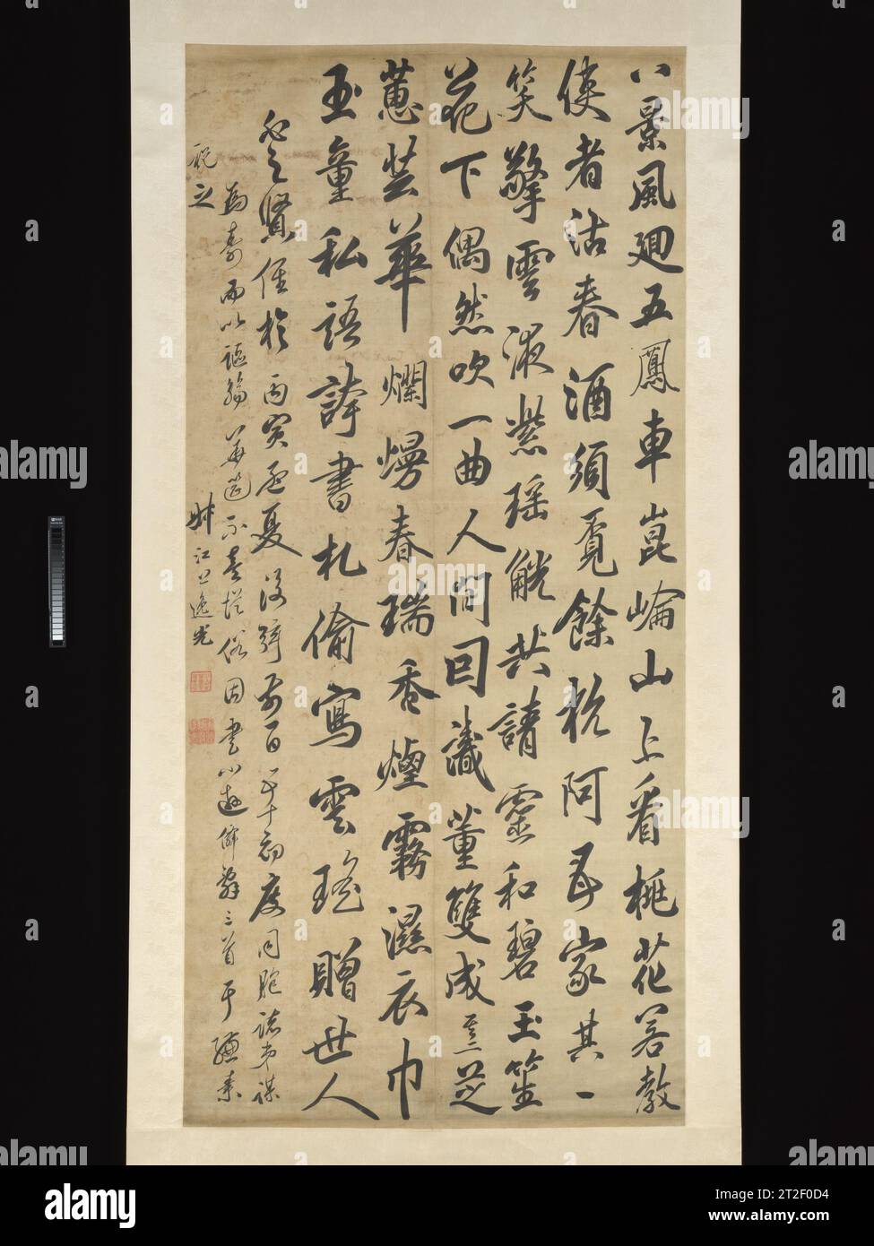 Transkription von drei von Cao Tangs „kleineren wandernden unsterblichen Gedichten“ da Chongguang Chinese 1686 da Chongguang gehörte zu einer Gruppe von Kalligraphen aus dem späten 17. Jahrhundert, die sich in der performativen Kunst der großformatigen Kalligraphie im hängenden Scrollformat hervorragend auszeichneten. Eine solche Kalligraphie wurde oft in Gruppen geschrieben, die sowohl in Performance- als auch in kalligraphischer Form zu Panache ermutigten. Hier transkribiert da Chongguang drei antike Gedichte in dicker, dunkler Tinte auf einem großen Stück Satin, wobei strategische Ungleichgewichte und verschiedene Charakterformen verwendet werden, um seiner Performance individuelles Flair zu verleihen. Mehr anzeigen. T Stockfoto