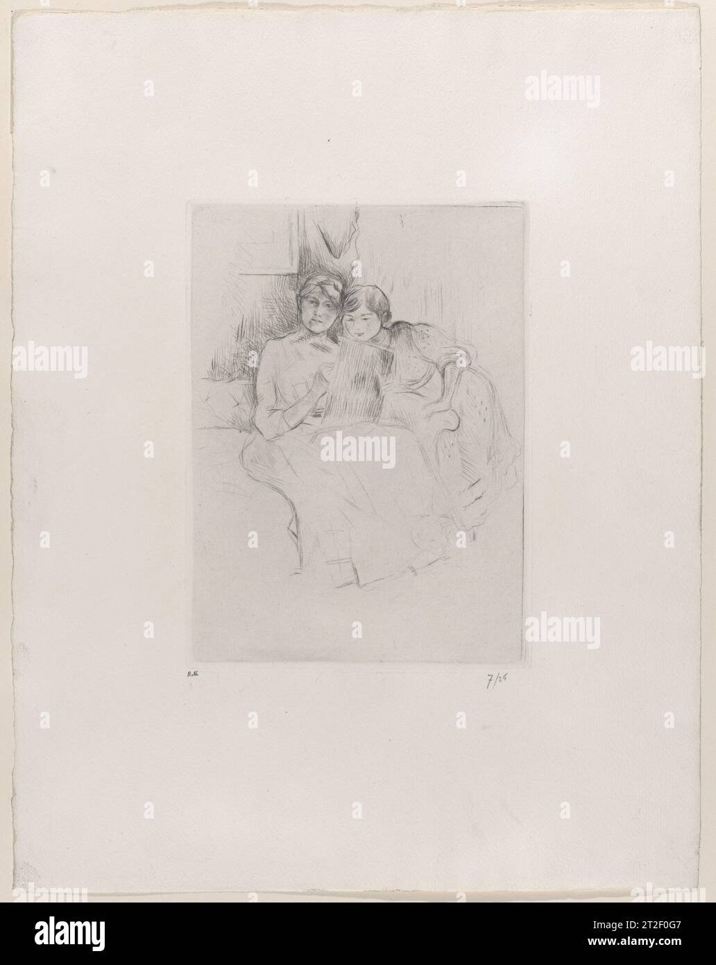 Die Zeichenstunde (Berthe Morisot und ihre Tochter) Berthe Morisot französischer Sitter Julie Manet French 1889 Morisot machte nur acht Trockenpunkte, von denen dieses Selbstporträt das am meisten erreichte ist. Sie zeigt sich dabei, ihr Spiegelbild zu zeichnen, während ihre Tochter Julie Manet über ihre Schulter schaut. Im Laufe ihrer Karriere stellte Morisot Julie mehr als jedes andere Thema dar. Hier vereint sie ihre Doppelrollen als Mutter und Künstlerin in einem Bild. Ihre Abdrücke wurden zu Lebzeiten nie veröffentlicht. Für die posthume Ausgabe betitelte Julie dieses Werk „die Zeichenstunde“. Mehr anzeigen. Stockfoto