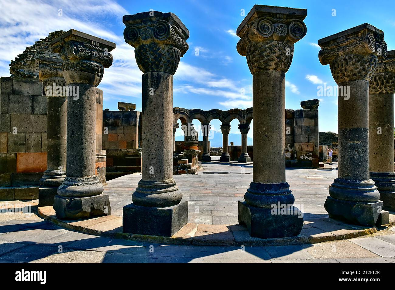 Ruinen der Kathedrale von Zvartnos aus dem 7. Jahrhundert in Vagharshapat, Armenien. Perfekter Halbtagesausflug von Jerewan aus Stockfoto
