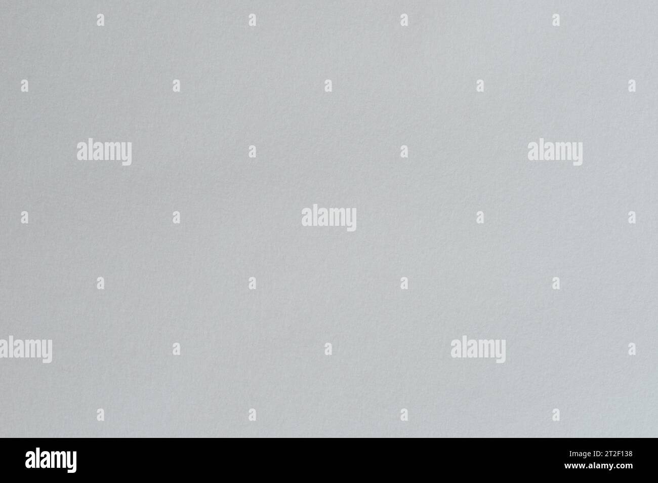 Makro-Nahaufnahme mit mattweißer Papierbogen-Textur im Hintergrund Stockfoto