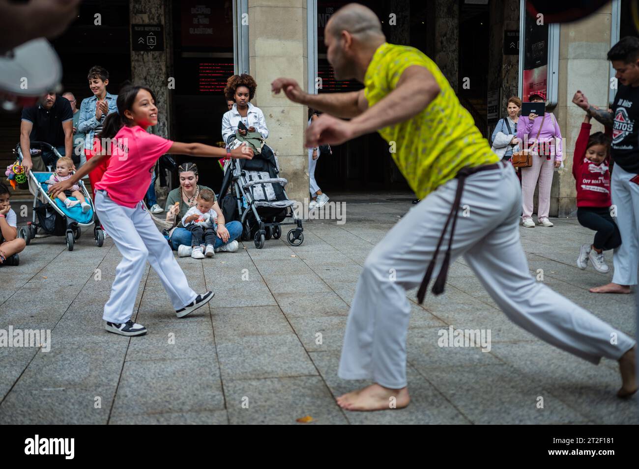 Mitglieder von Mestre Branco Capoeira Escola demonstrieren auf der Straße während der Feste von El Pilar in Saragossa, Aragonien, Spanien Stockfoto