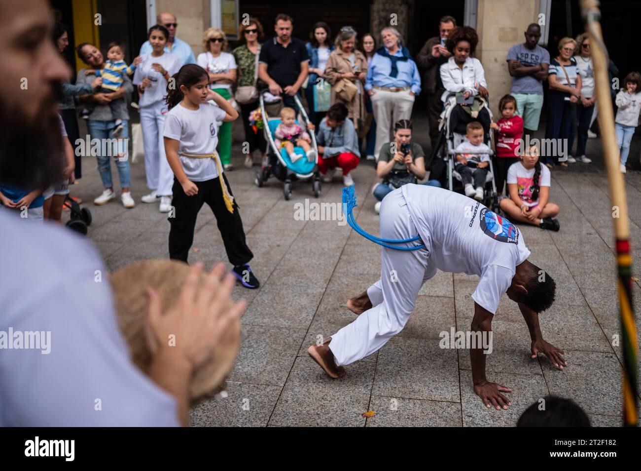 Mitglieder von Mestre Branco Capoeira Escola demonstrieren auf der Straße während der Feste von El Pilar in Saragossa, Aragonien, Spanien Stockfoto