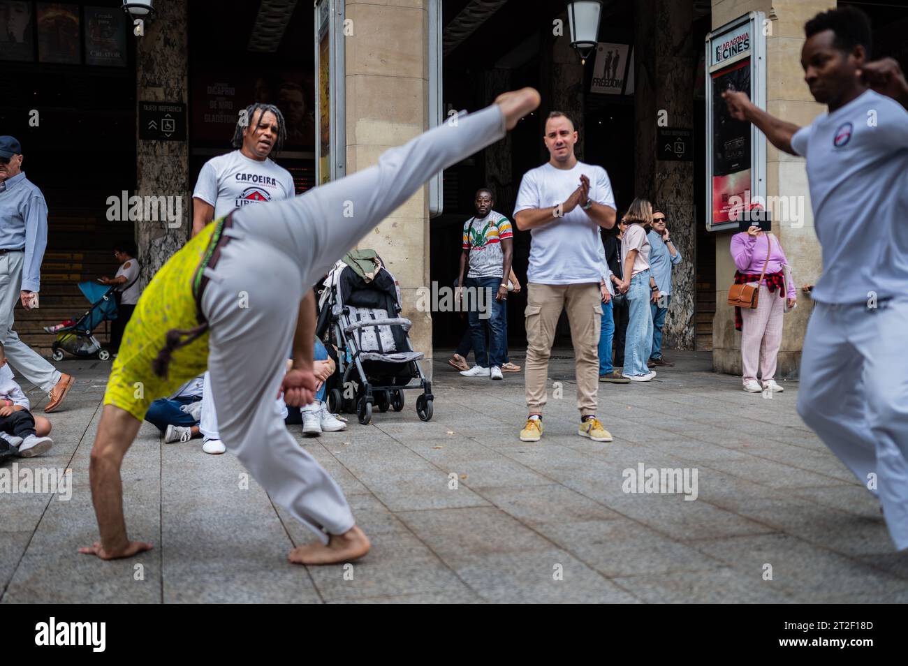 Mitglieder von Mestre Branco Capoeira Escola demonstrieren auf der Straße während der Feste von El Pilar in Saragossa, Aragonien, Spanien Stockfoto