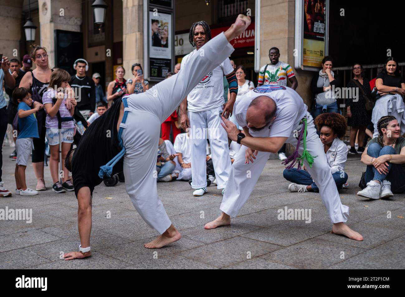 Mitglieder von Mestre Branco Capoeira Escola demonstrieren auf der Straße während der Feste von El Pilar in Saragossa, Aragonien, Spanien Stockfoto