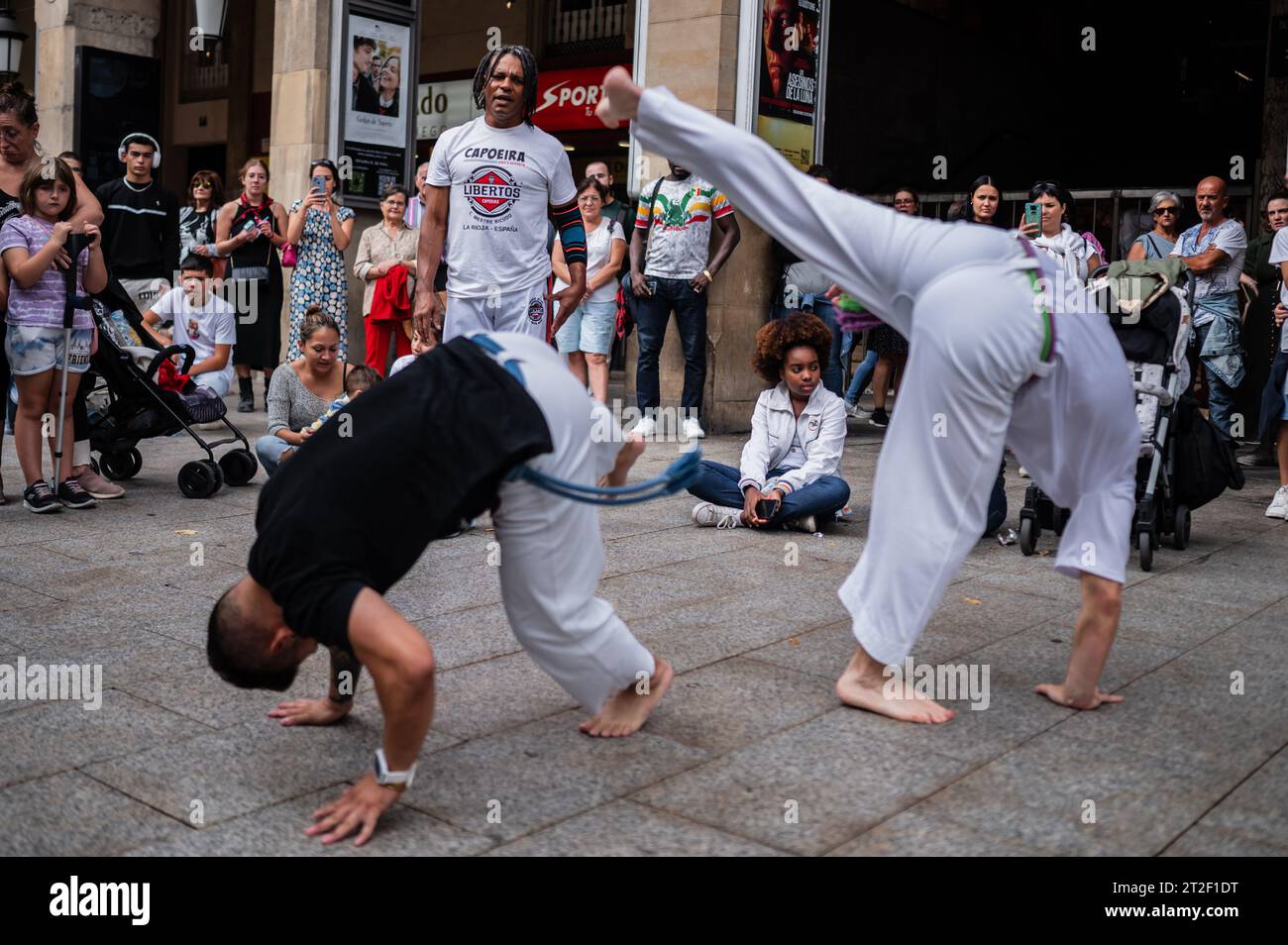 Mitglieder von Mestre Branco Capoeira Escola demonstrieren auf der Straße während der Feste von El Pilar in Saragossa, Aragonien, Spanien Stockfoto