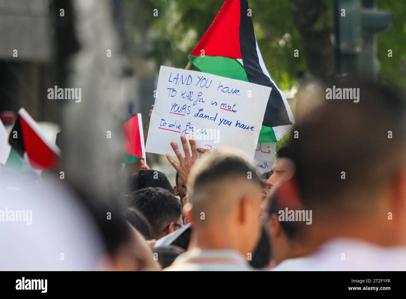 19. Oktober 2023: Tunis, Tunesien. 19. Oktober 2023. Vor der französischen Botschaft in Tunis gibt es weiterhin Proteste pro-Palästina. Die Demonstranten schwenkten mit der palästinensischen Flagge und verurteilten die israelischen Bombardements im Gazastreifen und die israelische Besatzung, während sie Frankreich vorwerfen, unter den Anhängern Israels zu sein. Die Proteste in der arabischen Welt haben sich nach der tödlichen Explosion im Al-Ahli Krankenhaus in Gaza-Stadt am Dienstag verstärkt (Foto: © Hasan mrad/IMAGESLIVE via ZUMA Press Wire). Nicht für kommerzielle ZWECKE! Stockfoto