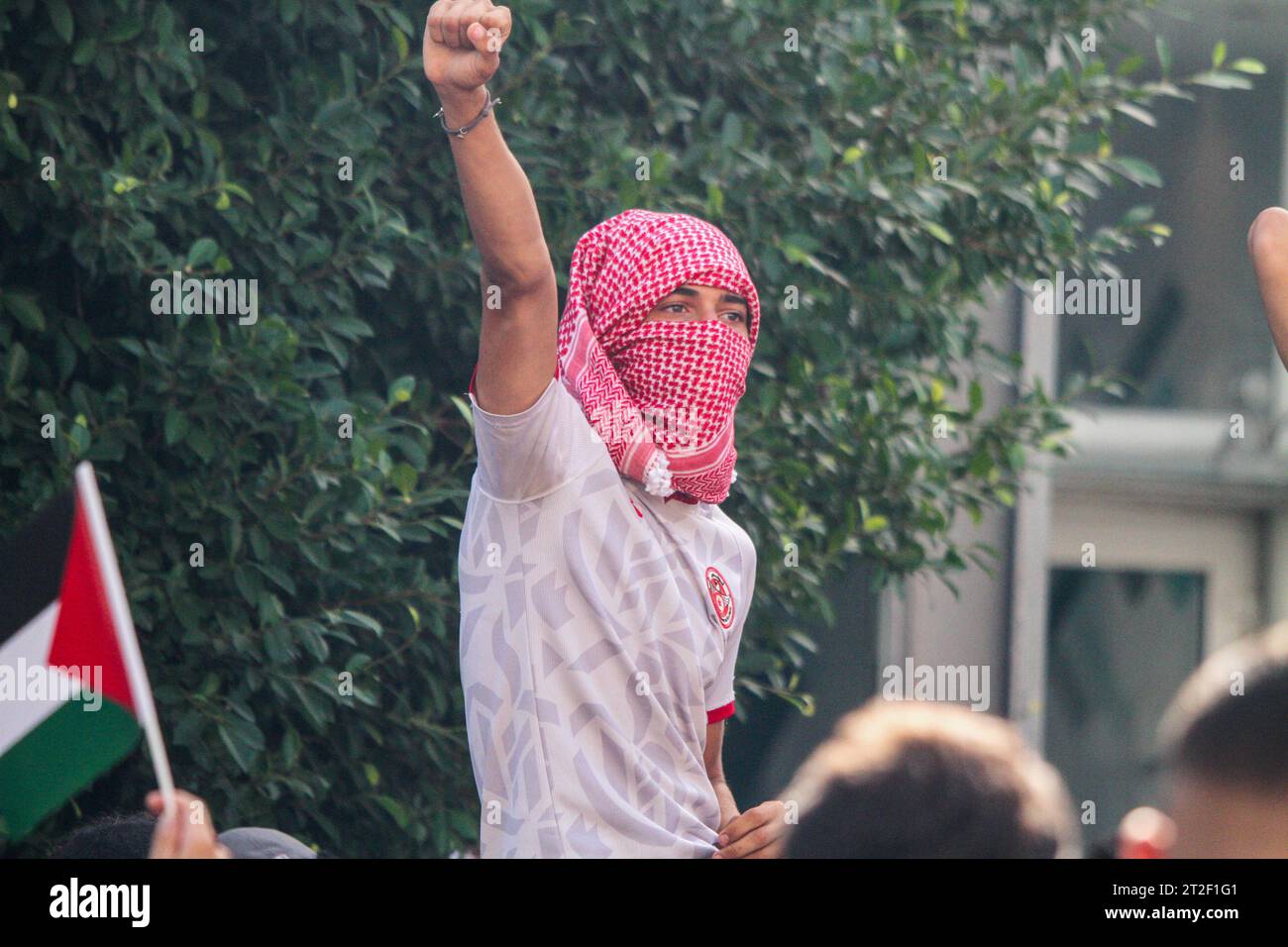 19. Oktober 2023: Tunis, Tunesien. 19. Oktober 2023. Vor der französischen Botschaft in Tunis gibt es weiterhin Proteste pro-Palästina. Die Demonstranten schwenkten mit der palästinensischen Flagge und verurteilten die israelischen Bombardements im Gazastreifen und die israelische Besatzung, während sie Frankreich vorwerfen, unter den Anhängern Israels zu sein. Die Proteste in der arabischen Welt haben sich nach der tödlichen Explosion im Al-Ahli Krankenhaus in Gaza-Stadt am Dienstag verstärkt (Foto: © Hasan mrad/IMAGESLIVE via ZUMA Press Wire). Nicht für kommerzielle ZWECKE! Stockfoto