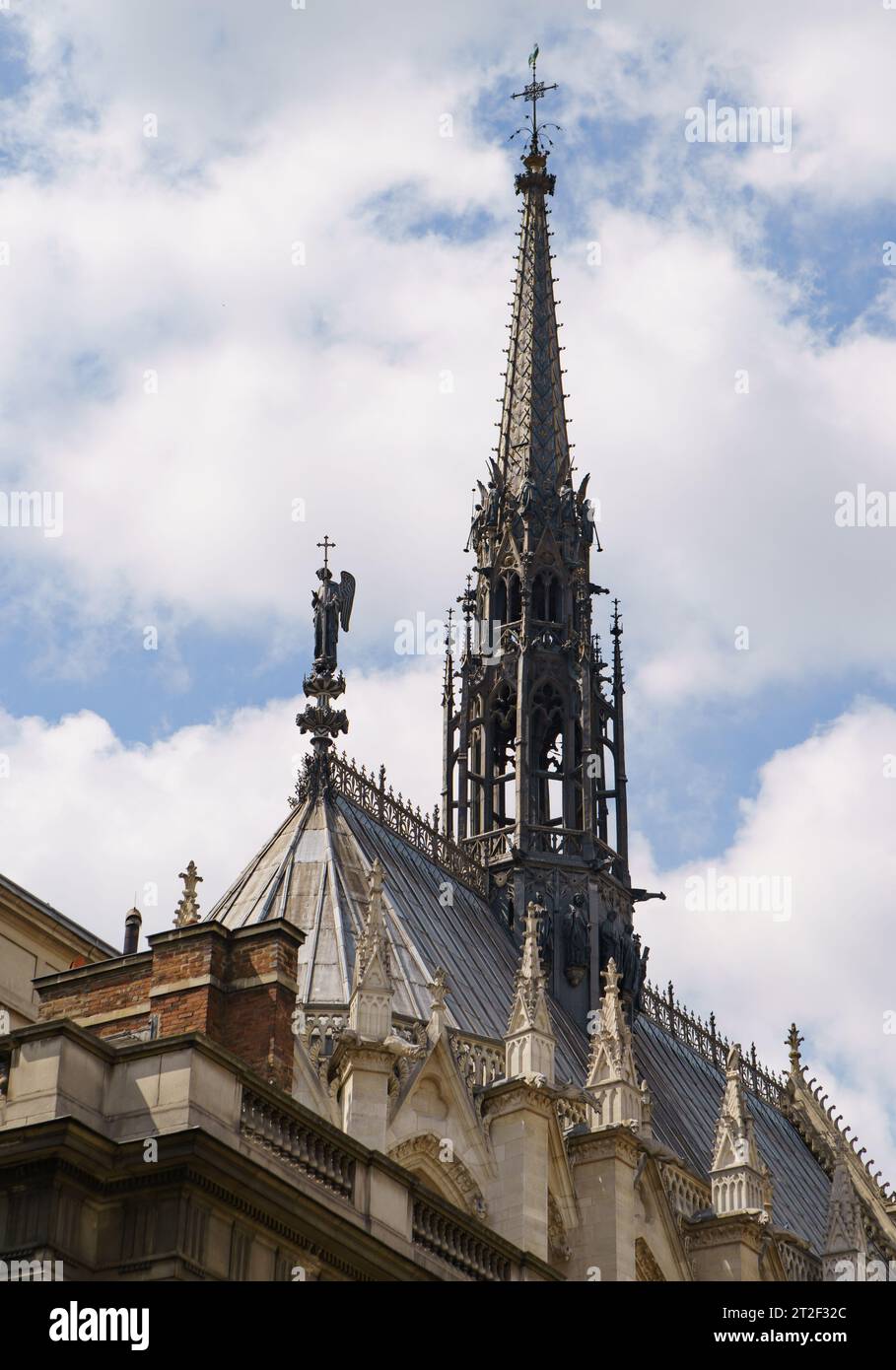 Turm und Engelsstatue mit Kreuz auf dem Dach der Sainte Chapelle oder Heiligen Kapelle in 10, Boulevard du Palais. PARIS - 29. APRIL 2019 Stockfoto