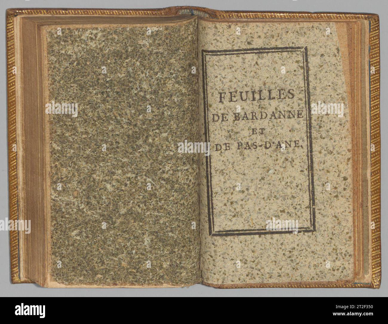 Œuvres du Marquis de Villette Autor Charles-Michel Villette, Marquis de Villette französischer Papiermacher Pierre Alexandre Léorier Delisle French 1786 "Eine schöne Kopie eines der frühesten und umfangreichsten europäischen Beispiele für den Druck auf Papier, das ausschließlich aus pflanzlichen Fasern hergestellt wurde. Es gibt insgesamt 20 Pflanzenpapiermuster auf der Rückseite (Schlosser sagt, dass die Zahl zwischen 16 und 20 variieren kann). Schlosser nennt Villettes Oeuvres auch das „erste Buch auf Papier ohne Lappen“. Pierre-Alexandre Leorier de Lisle, Direktor der Papiermanufaktur in Langles (bei Montargis), einer der größten d Stockfoto