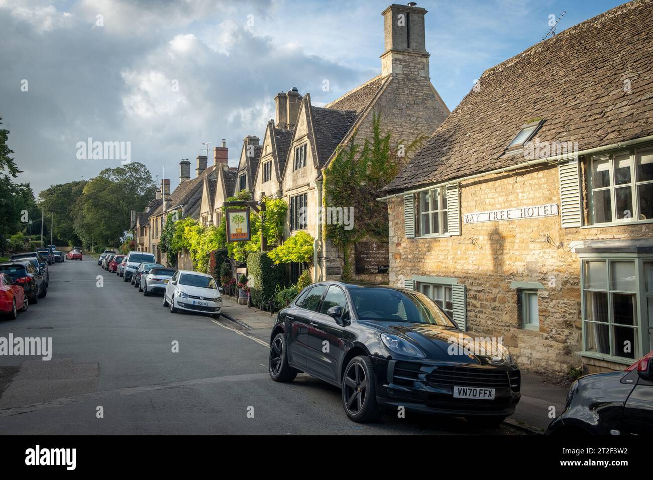 Burford, West Oxfordshire, Großbritannien - Oktober 2023: Das Bay Tree Hotel und Restaurant an der Burford High Street, einer malerischen englischen Stadt in den Cotswolds Stockfoto