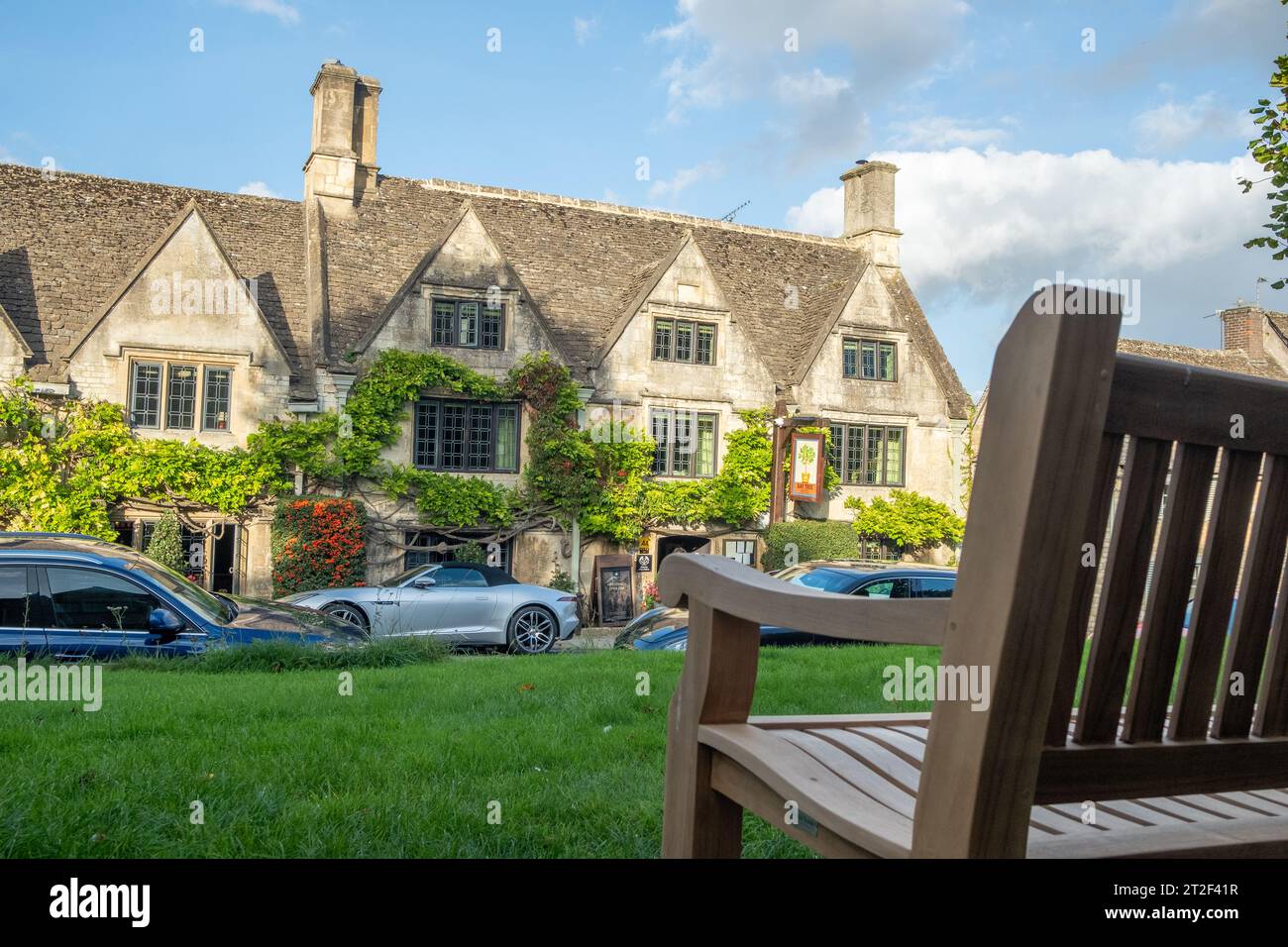 Burford, West Oxfordshire, Großbritannien - Oktober 2023: Das Bay Tree Hotel und Restaurant an der Burford High Street, einer malerischen englischen Stadt in den Cotswolds Stockfoto