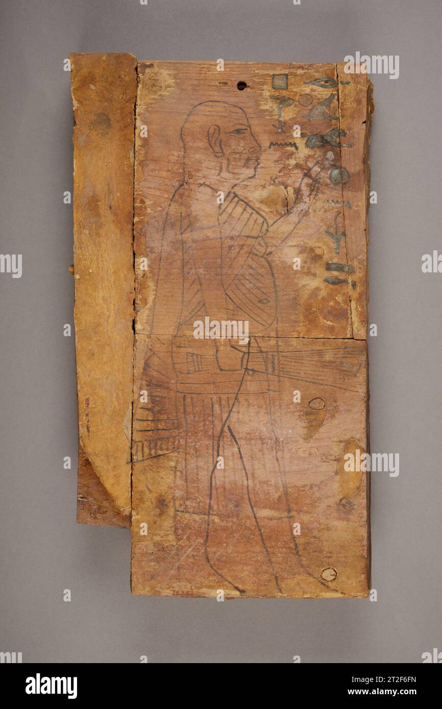 Sargfragment der dritten Zwischenperiode Pakherenkhonsu Ca. 750–700 v. Chr. wurden Fragmente dreier anthropoider Särge und eines Kartonage-Kästchens für den Türhüter des Hauses Amun, Pakherenkhonsu, in einer Grube (Grube 1) im Grab MMA 832 gefunden, einem wiedergefundenen Grab der 11. Dynastie, das Material von einer Reihe späterer Begräbnisse enthielt. Dieses Brett, das eine Tuschenskizze von Pakherenkhonsu selbst trägt, stammt vom Kopfende der mittleren Sargkiste. Pakherenkhonsu wird hier als älterer Mann gezeigt, mit einem Glatzkopf und ein paar zusätzlichen Pfund, was auf seine sitzende Beschäftigung hinweist. In seiner rechten Hand ist ein Besen, per Stockfoto