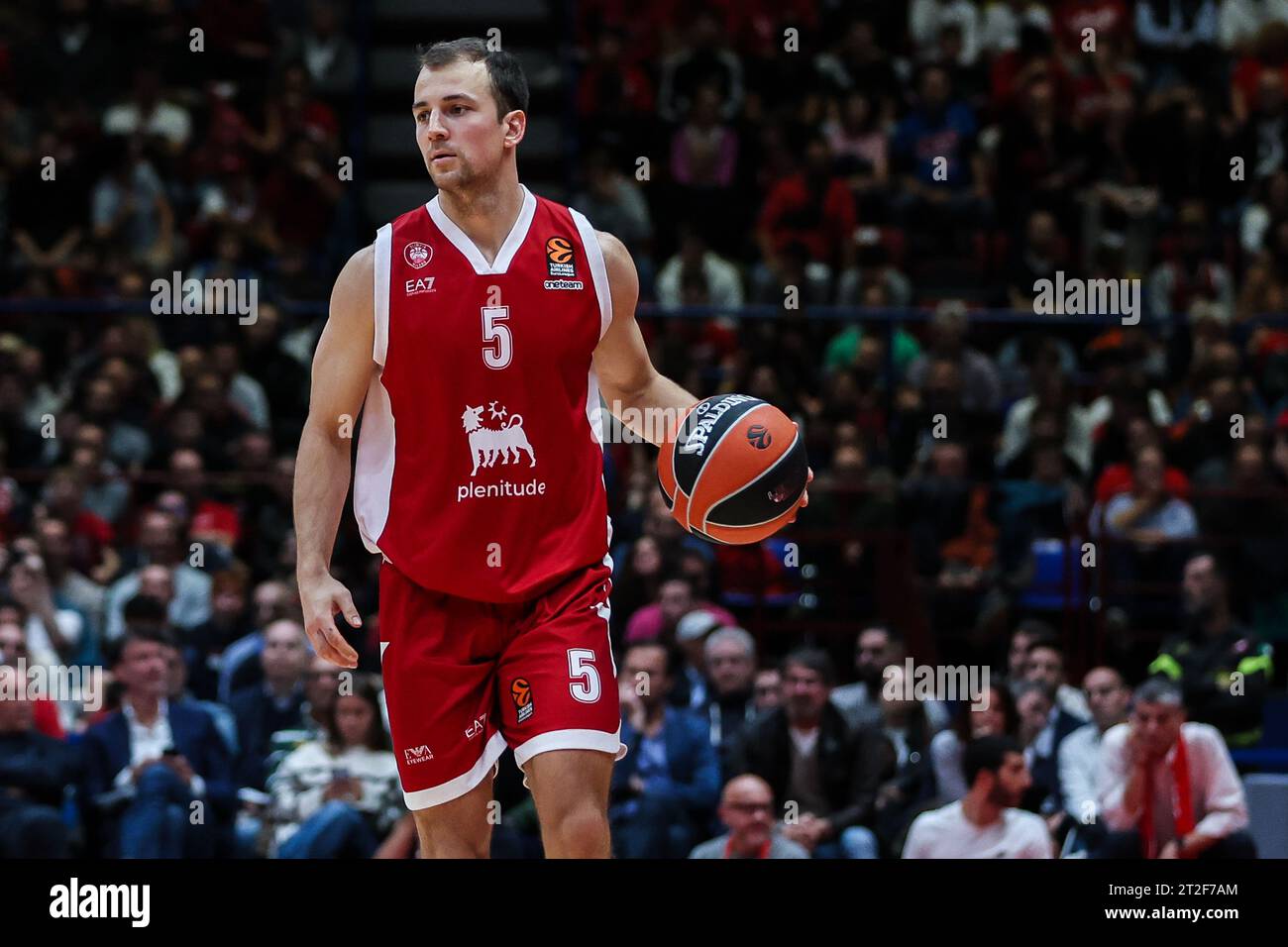 Mailand, Italien. Oktober 2023. Kevin Pangos #5 der EA7 Emporio Armani Mailand wurde während des regulären Saisonspiels der Turkish Airlines EuroLeague zwischen EA7 Emporio Armani Mailand und Olympiacos Piräus im Mediolanum Forum in Aktion genommen. (Foto: Fabrizio Carabelli/SOPA Images/SIPA USA) Credit: SIPA USA/Alamy Live News Stockfoto