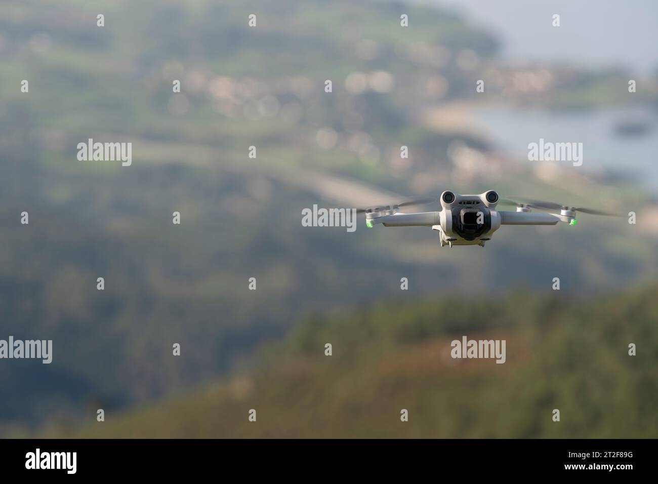 Eine Drohne, die in großer Höhe fliegt. Stockfoto