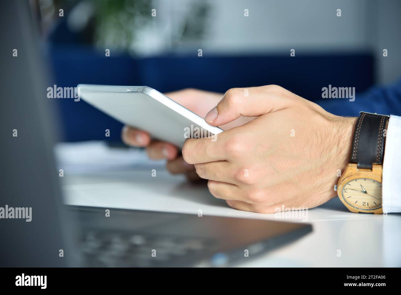 Geschäftsmann im Büro mit einem digitalen Tablet-Computer. Geschäfts- und Managementkonzept. Nahaufnahme Stockfoto