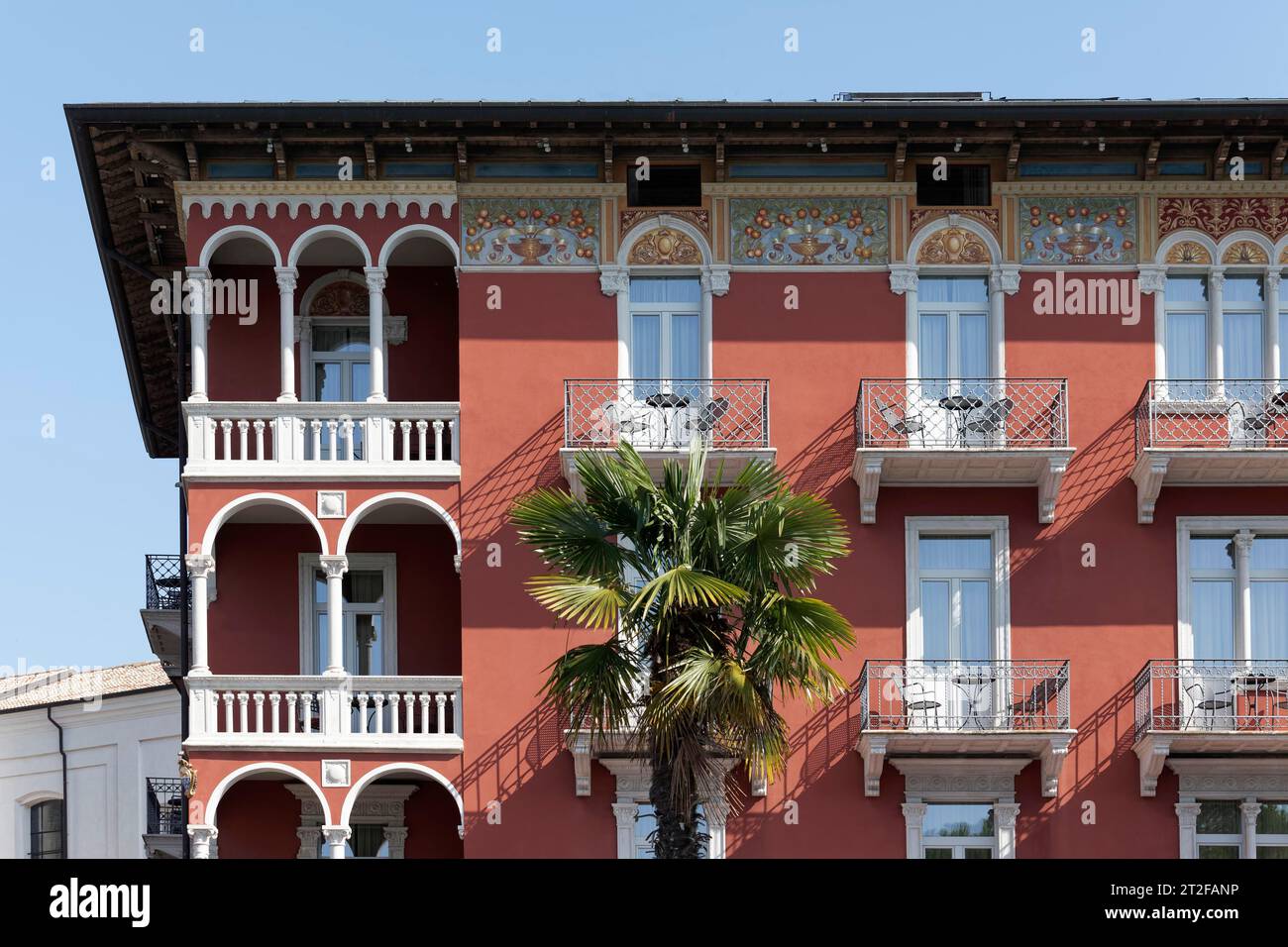 Hotel Milano Toscolano, historisches Gebäude im klassischen Stil, Toscolano-Maderno, Westufer des Gardasees, Lombardei, Provinz Brescia, Italien Stockfoto
