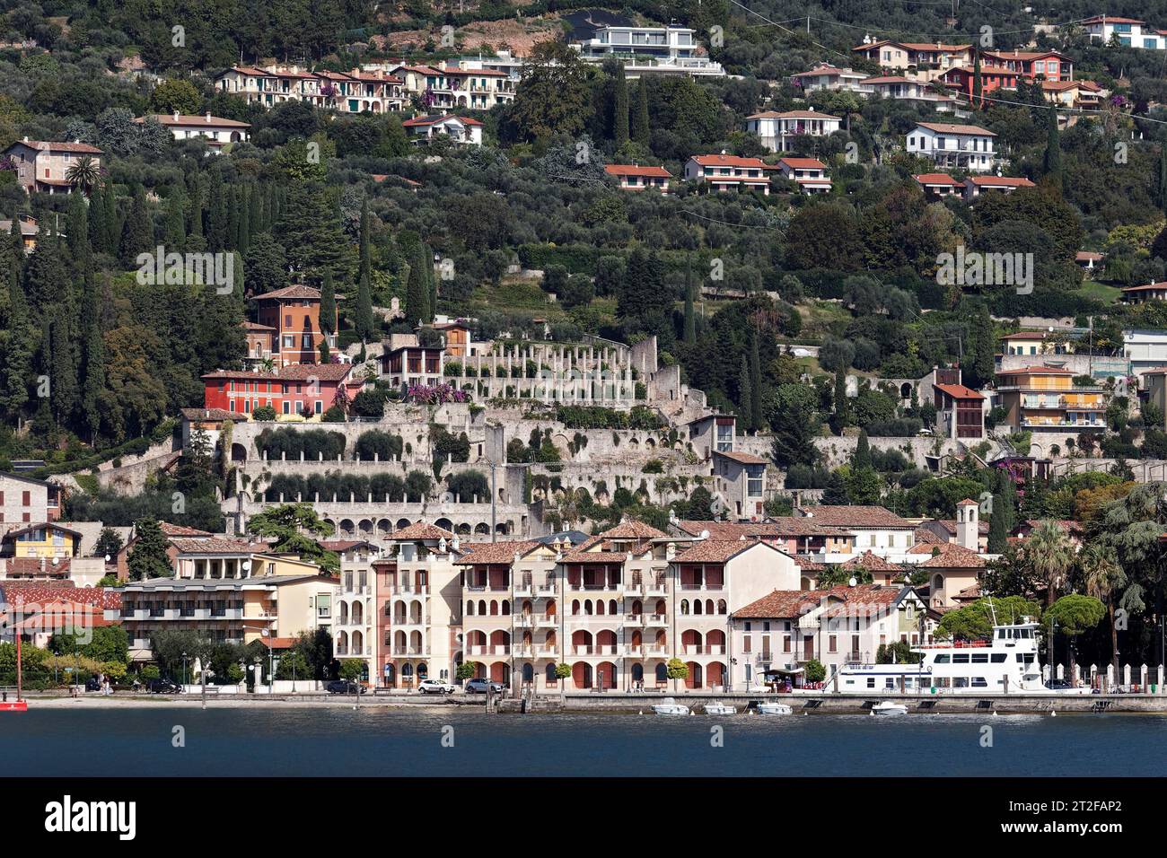 Blick auf den Altstadthügel mit Limonaia von Maderno, Zitrusgarten, Toscolano-Maderno, Westufer des Gardasees, Lombardei, Provinz Brescia, Italien Stockfoto