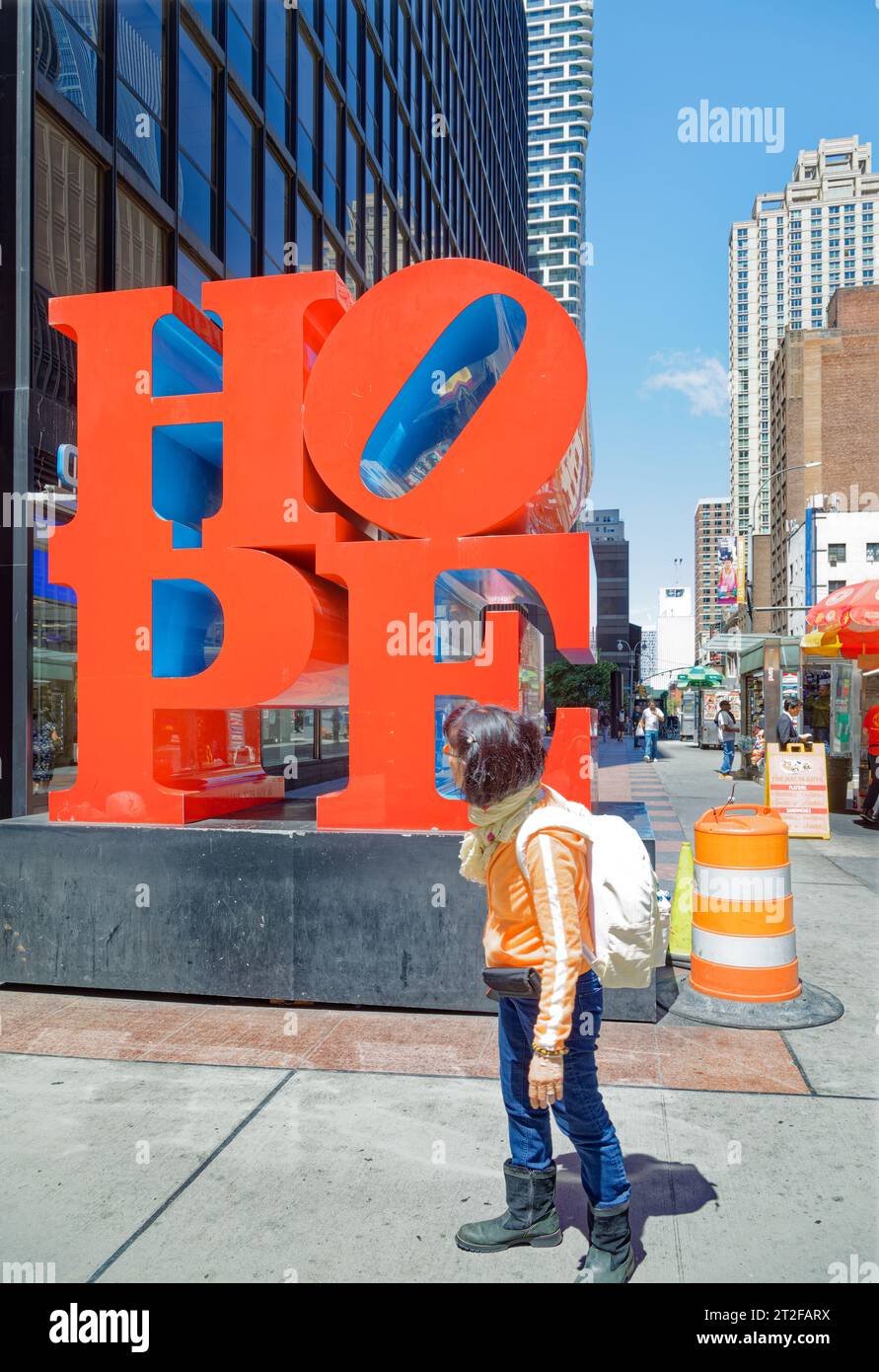 Robert Indiana entwarf HOPE als einen beinahe-Klon seiner LIEBESSKULPTUR: Riesige rote Clarendon-Schriftbuchstaben, die in Blau gesäumt sind, mit einem abgewinkelten Buchstaben O. Stockfoto