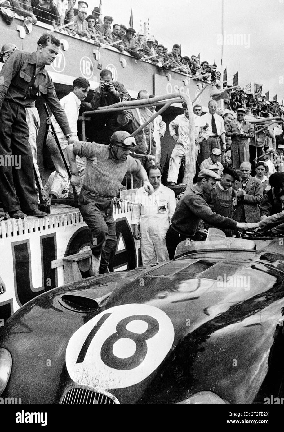 1953 gewann Le Mans den Jaguar C-TYPE Nr. 18 in der Grube, während Fahrer Duncan Hamilton an der Grubenwand in den Car Team Manager Lofty England einsteigt Stockfoto
