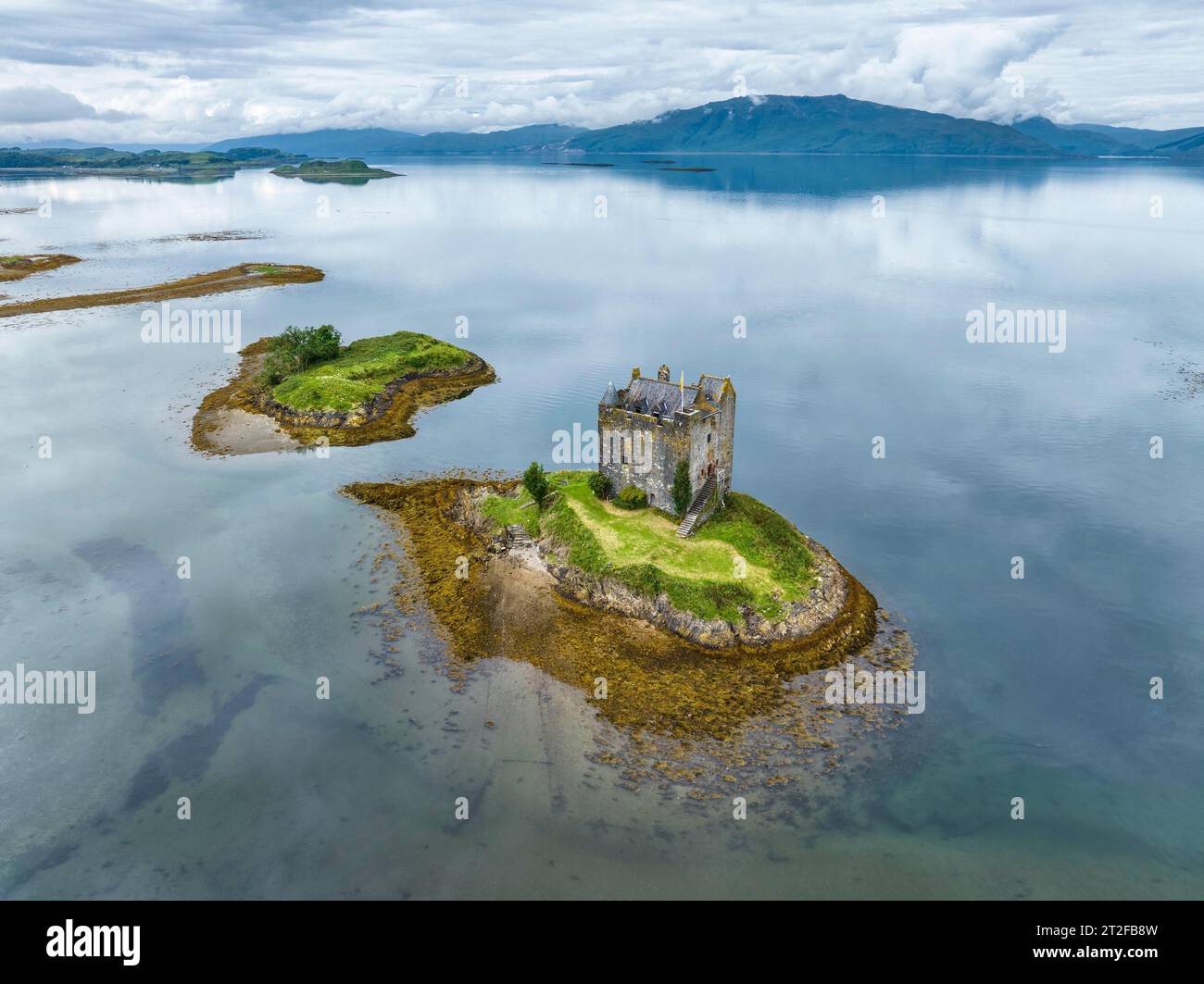 Aus der Vogelperspektive der Burg Stalker aus dem 14. Jahrhundert in Loch Laich, Port Appin, Argyll and Bute, Schottland, Großbritannien Stockfoto