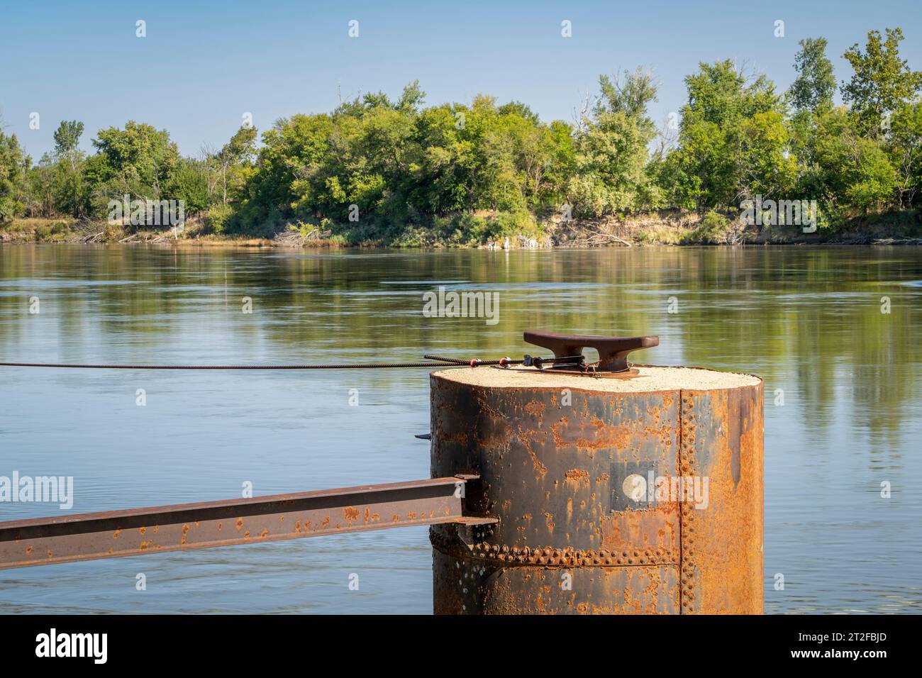 Rostiger Anlegestapel mit einer Stange für Lastkähne am Missouri River in Brownville, Nebraska Stockfoto