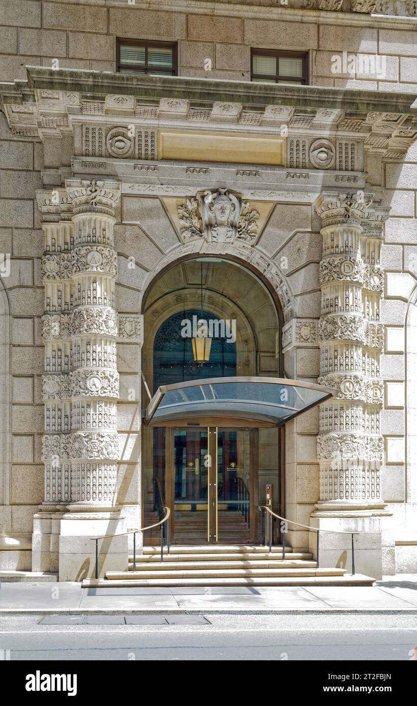 Eintritt zum NYC Wahrzeichen University Club, 1 West 54th Street, entworfen von McKim, Mead & White und erbaut 1900. Stockfoto