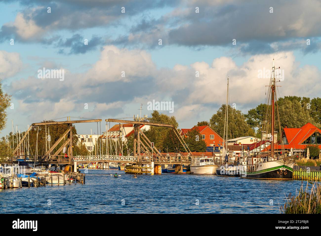 Historische Wieck hölzerne Klappbrücke über den Fluss Ryck und Segelschiffe im Hafen des Fischerdorfes Wieck, Greifswald Stockfoto