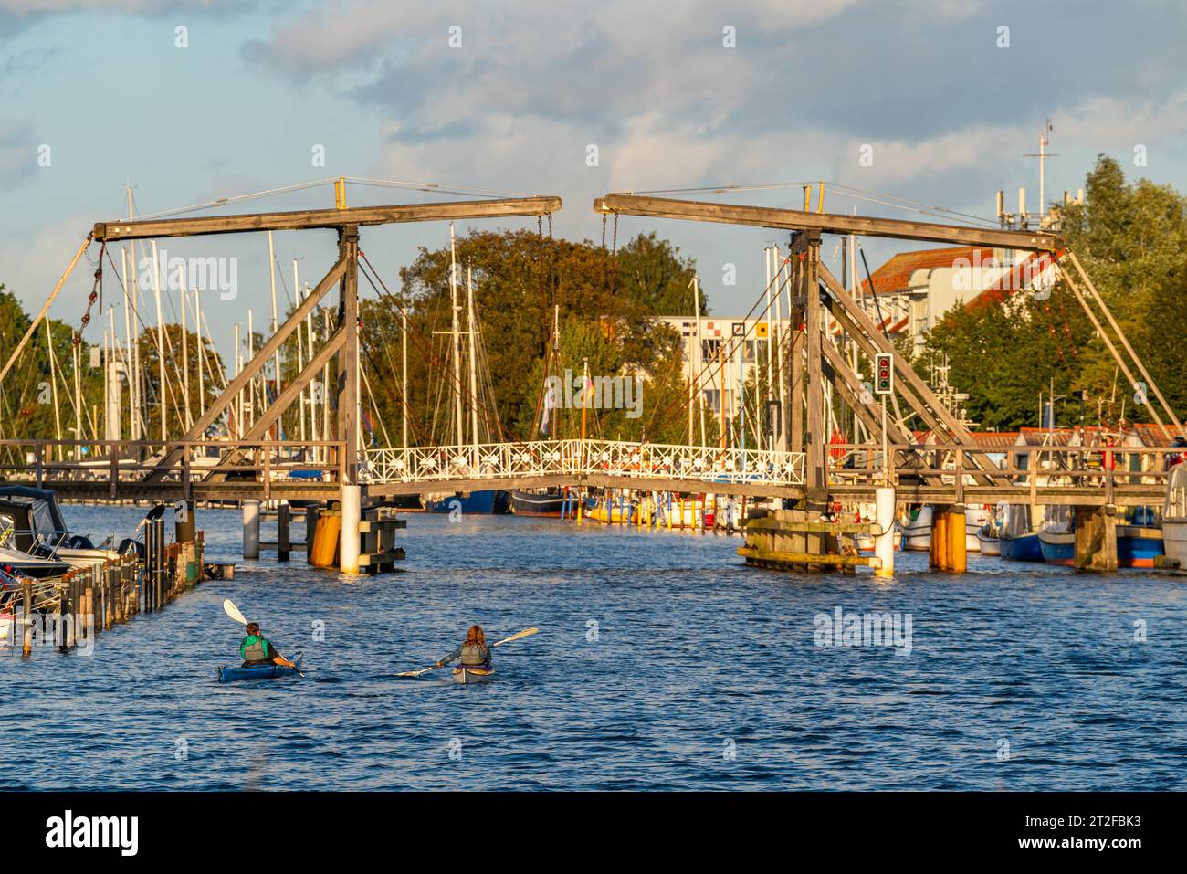 Historische Wieck hölzerne Klappbrücke über den Fluss Ryck, Fischerdorf Wieck, Greifswald, Mecklenburg-Vorpommern, Deutschland Stockfoto