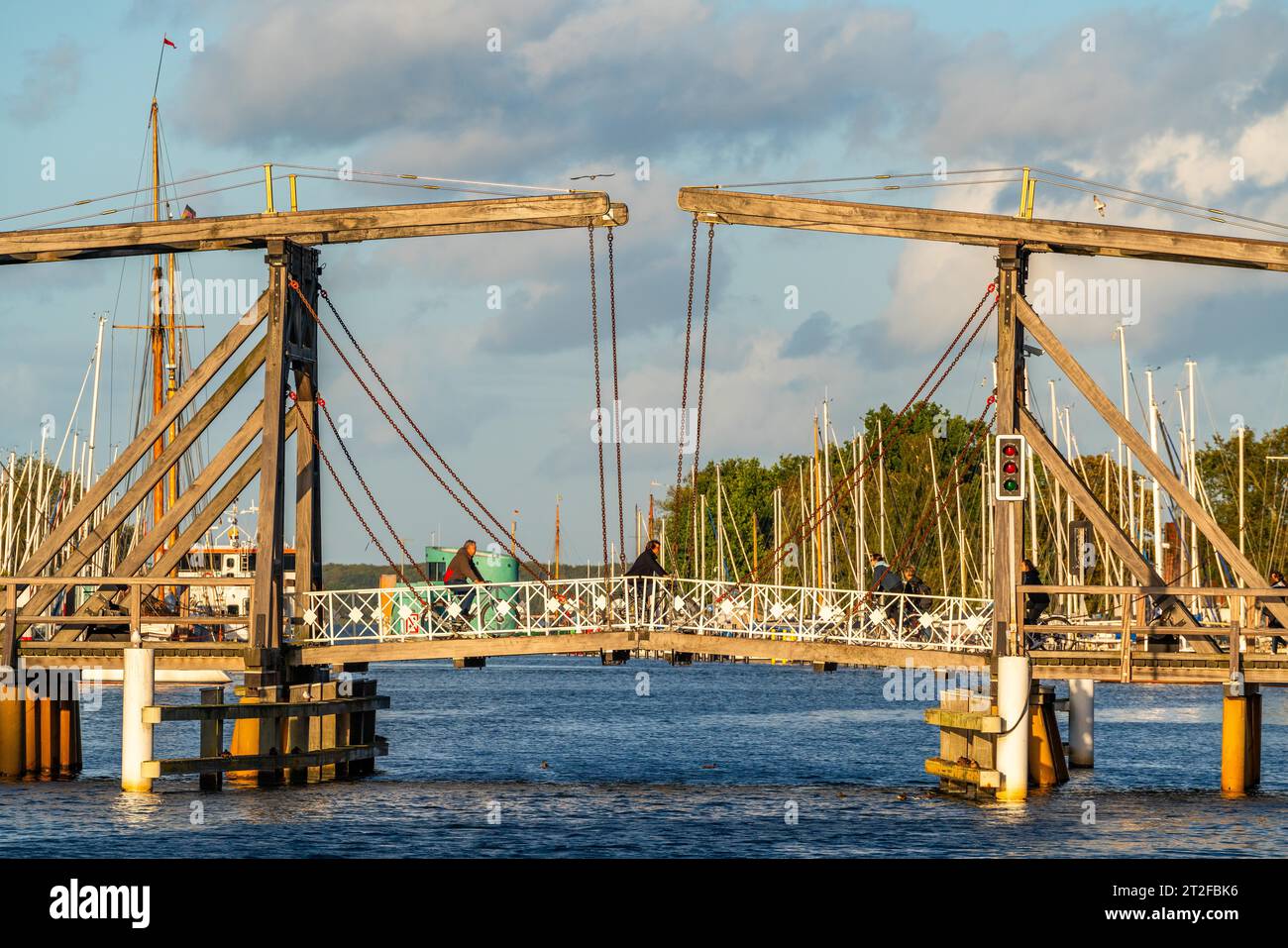 Historische Wieck hölzerne Klappbrücke über den Fluss Ryck, Fischerdorf Wieck, Greifswald, Mecklenburg-Vorpommern, Deutschland Stockfoto