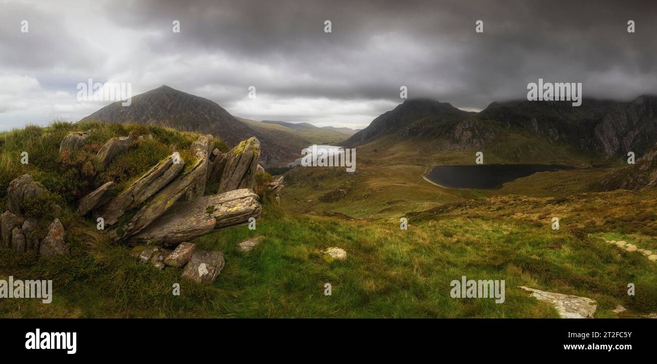 Lake Llyn Idwal und Lake Llyn Ogwen, Mount Tryfan hinter Wolken, Snowdonia National Park, Wales, Großbritannien Stockfoto