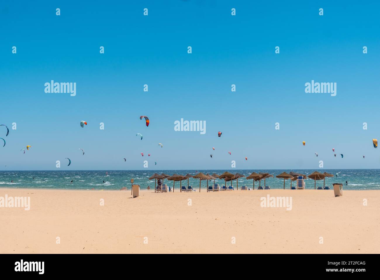 Kitesurf Sport am Strand Canos de Meca an der Costa de la Luz, Cadiz. Andalusien Stockfoto