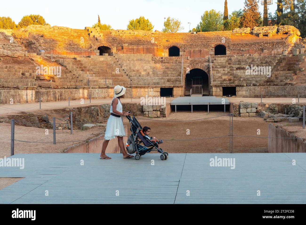 Römische Ruinen von Merida, spazieren mit dem Baby im römischen Amphitheater. Extremadura, Spanien Stockfoto