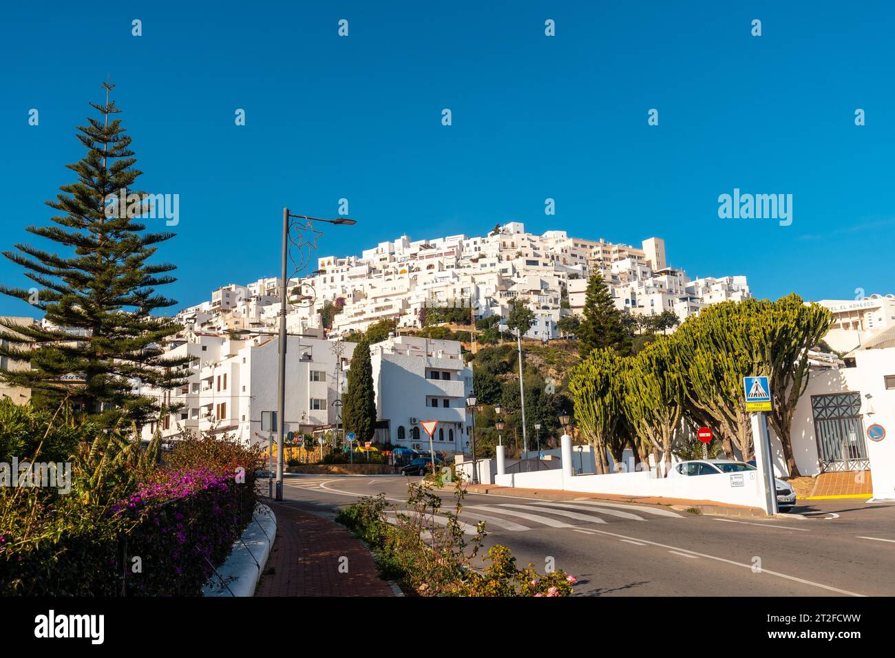 Mojacar Stadt mit weißen Häusern auf dem Gipfel des Berges. Costa Blanca im Mittelmeer, Almeria. Spanien Stockfoto