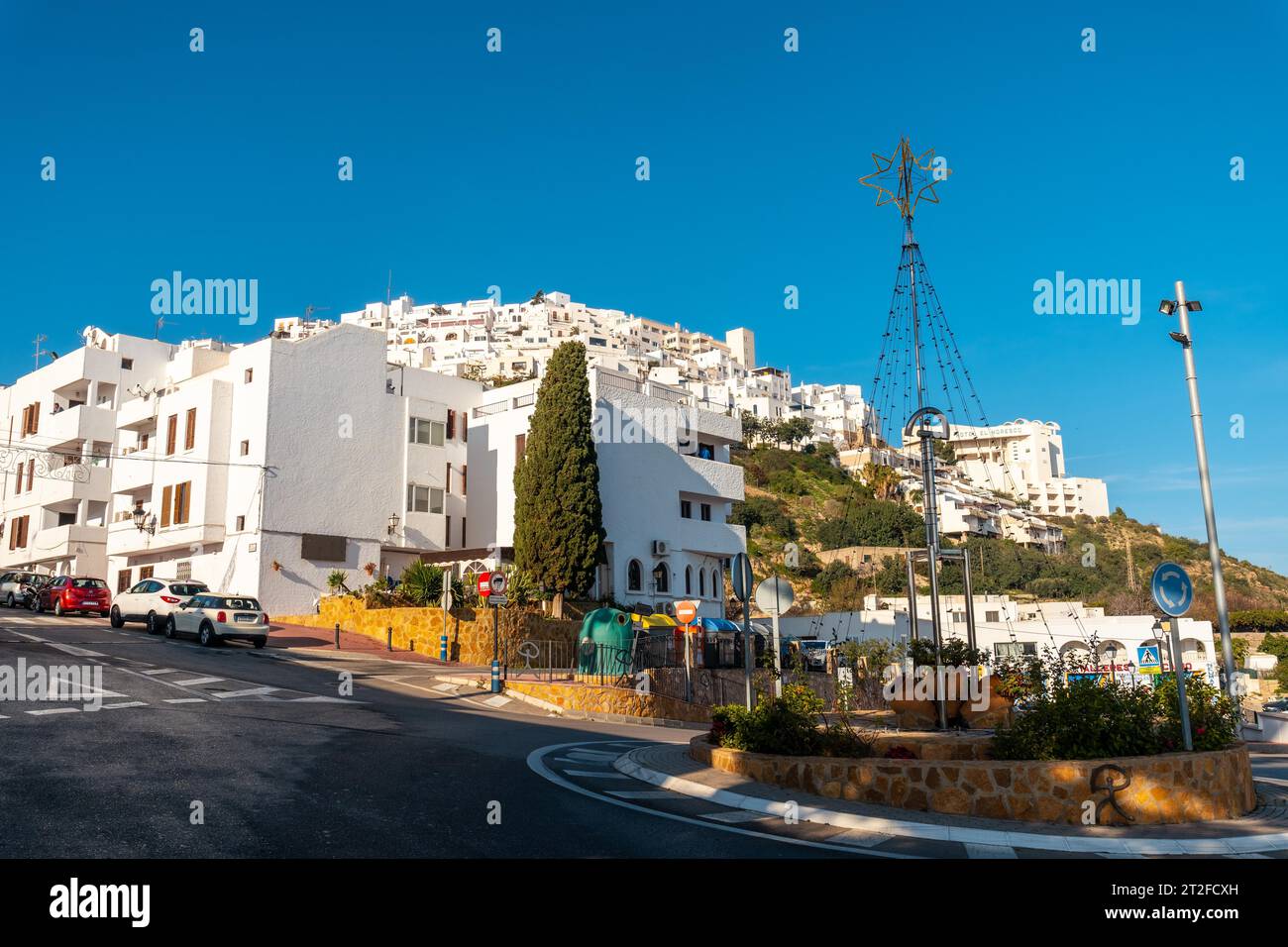 Mojacar Stadt mit weißen Häusern auf dem Gipfel des Berges. Costa Blanca im Mittelmeer, Almeria. Spanien Stockfoto