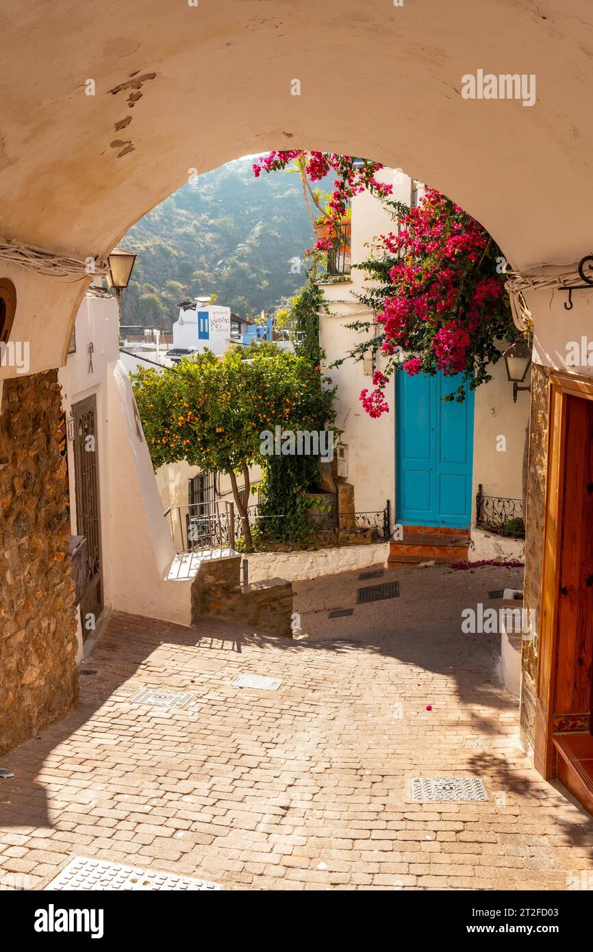 Das Stadttor von Mojacar mit weißen Häusern auf dem Berg. Costa Blanca im Mittelmeer, Almeria. Spanien Stockfoto